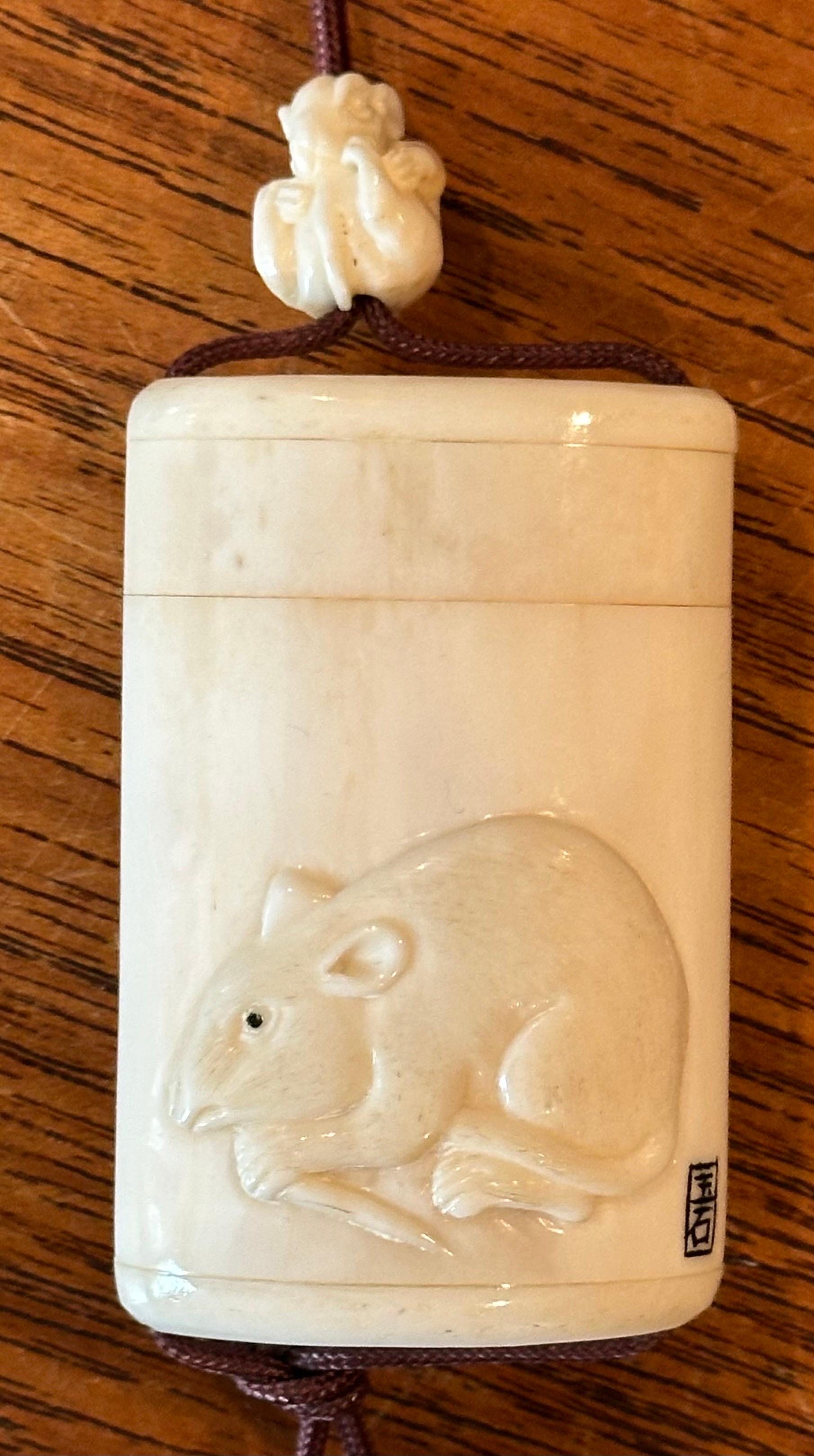 Inro giapponese a due sezioni in osso intagliato a mano con netsuke - firmato in vendita 10