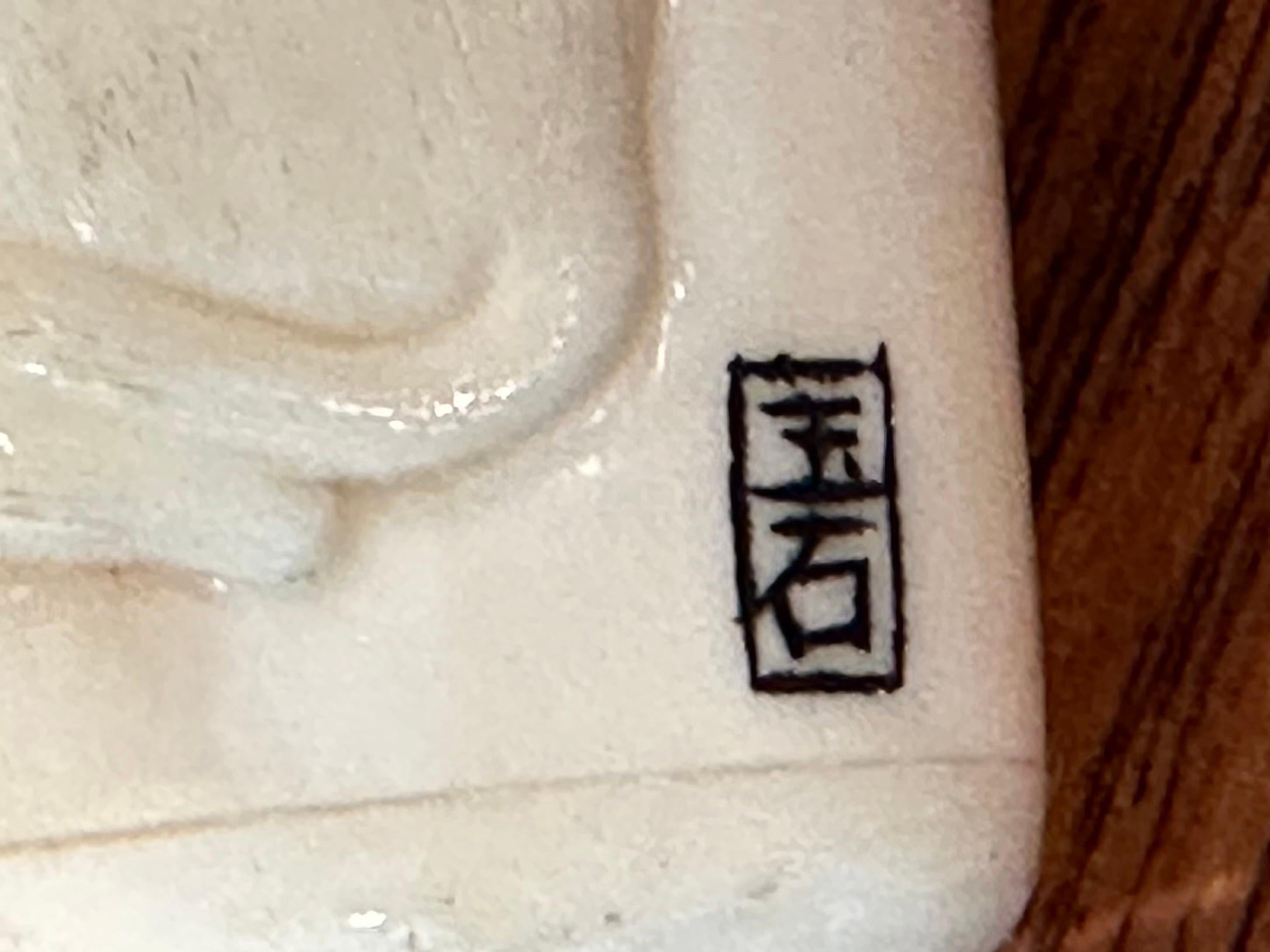 Inro giapponese a due sezioni in osso intagliato a mano con netsuke - firmato in vendita 12