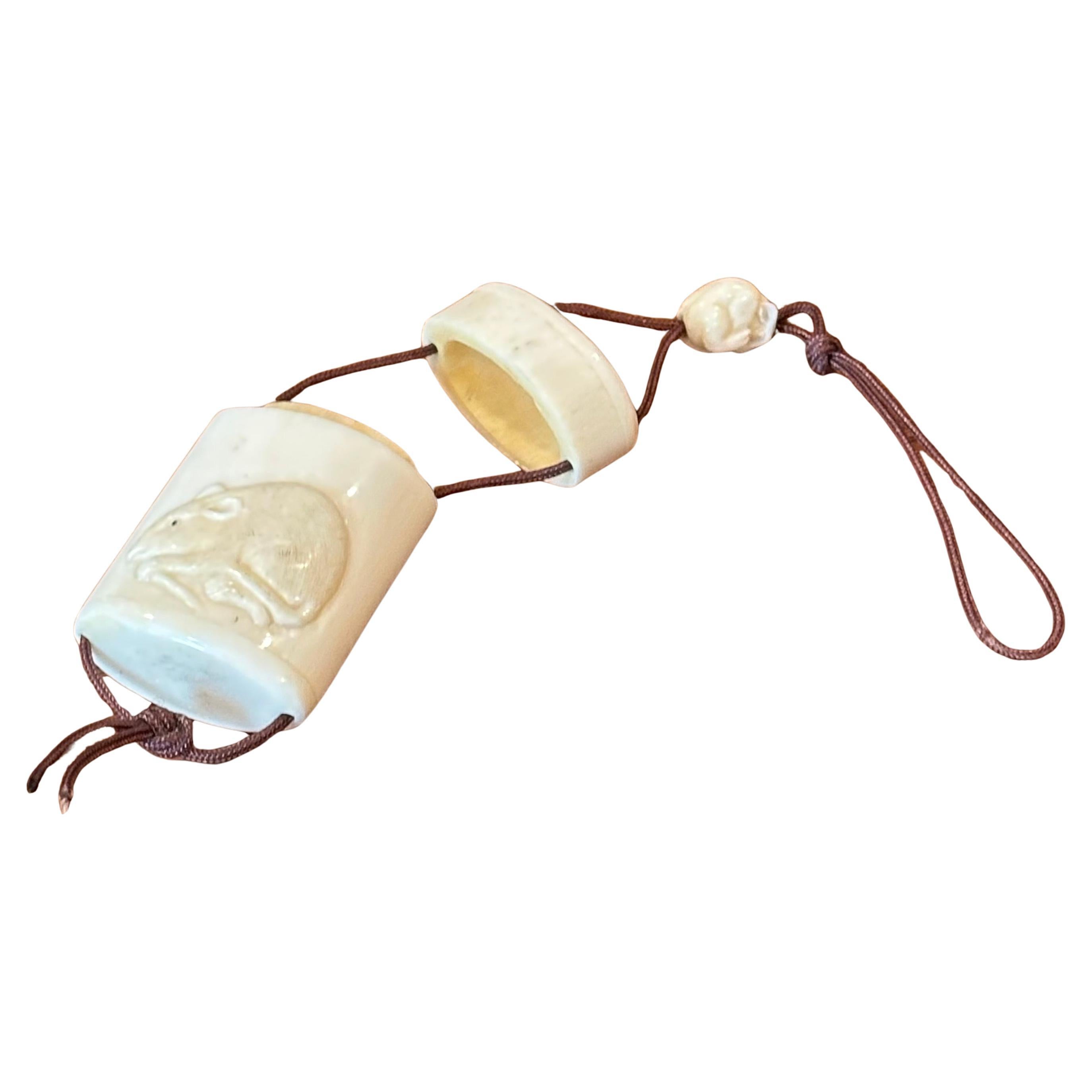 Un grazioso inro giapponese d'epoca a due sezioni in osso intagliato a mano con netsuke, circa all'inizio degli anni Cinquanta.  Il pezzo è ben scolpito con dettagli meravigliosi e in ottime condizioni d'epoca; include un piccolo netsuke di topo ed