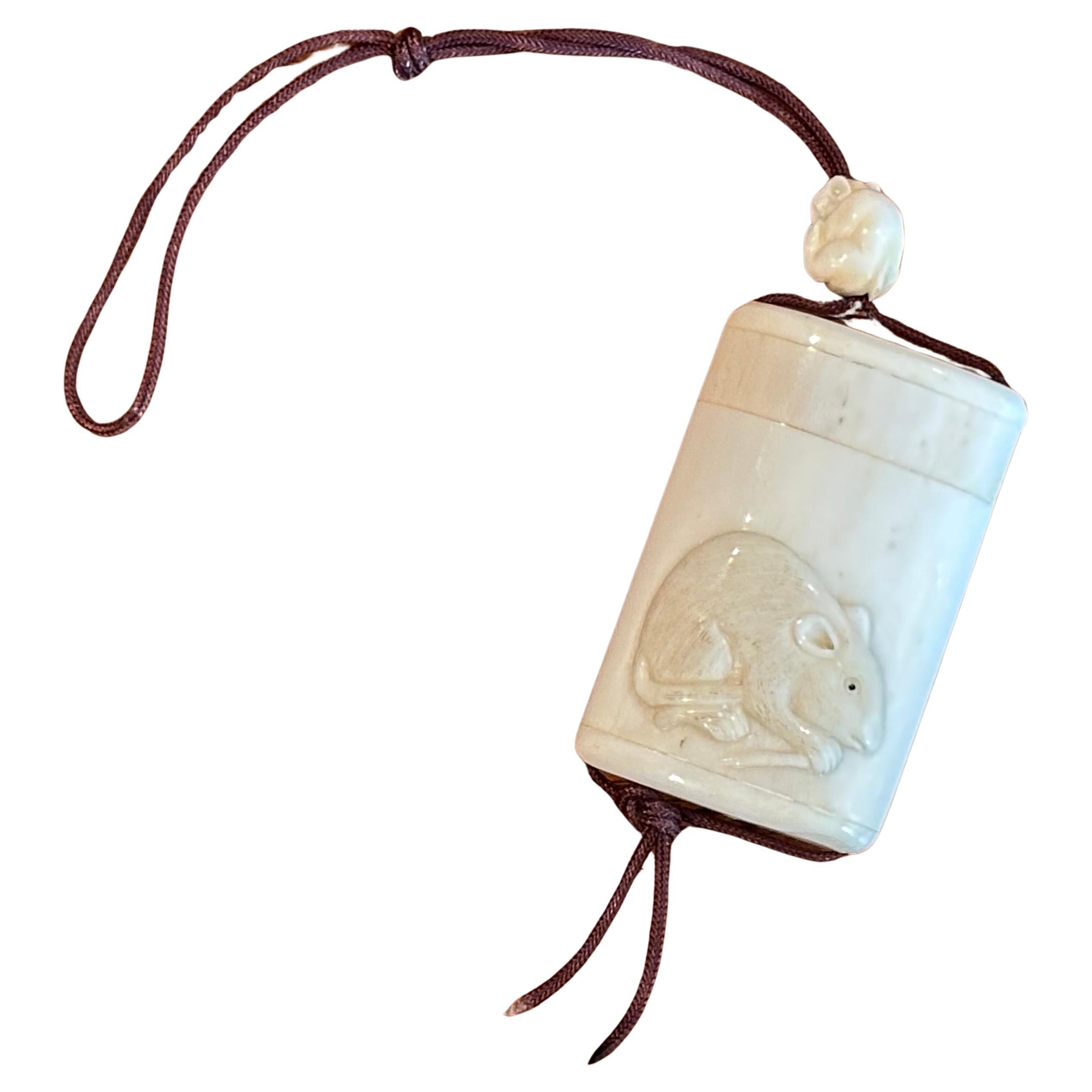 Giapponese Inro giapponese a due sezioni in osso intagliato a mano con netsuke - firmato in vendita