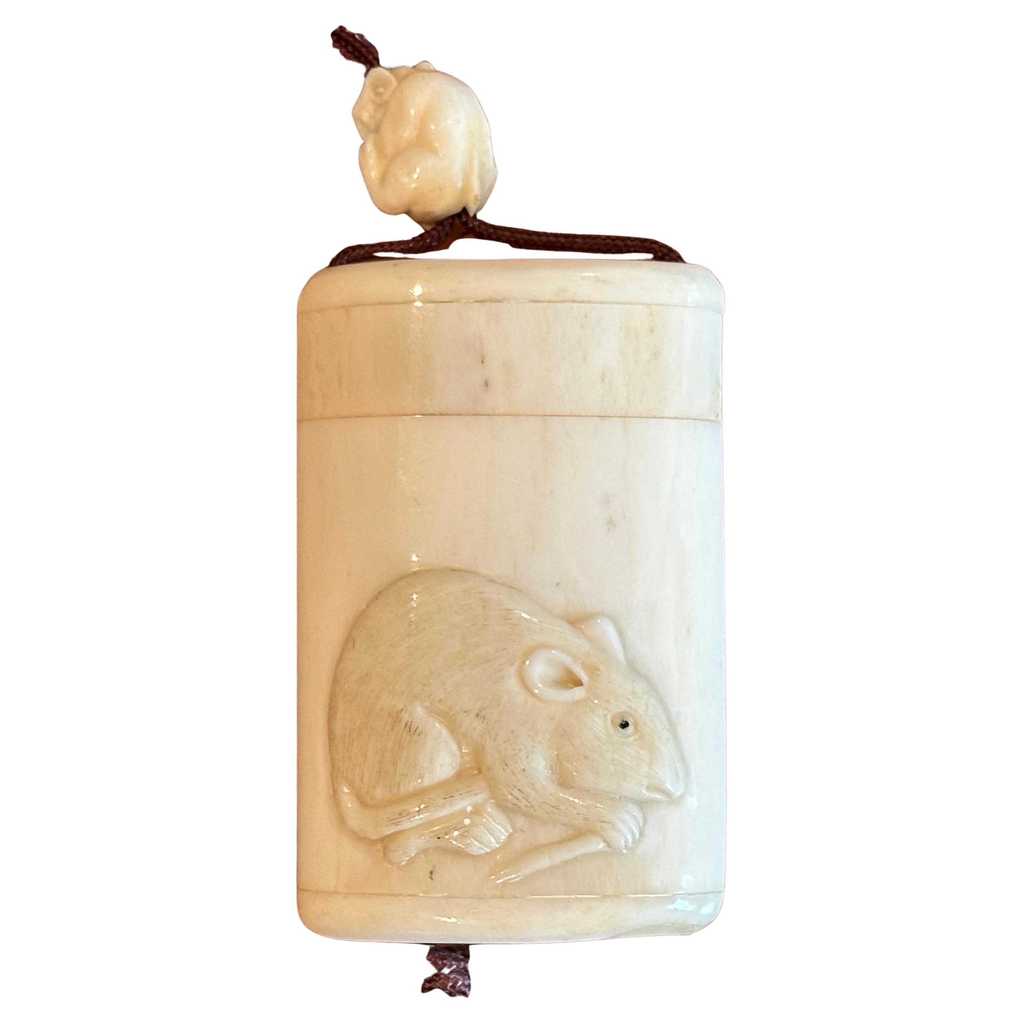 Intagliato a mano Inro giapponese a due sezioni in osso intagliato a mano con netsuke - firmato in vendita