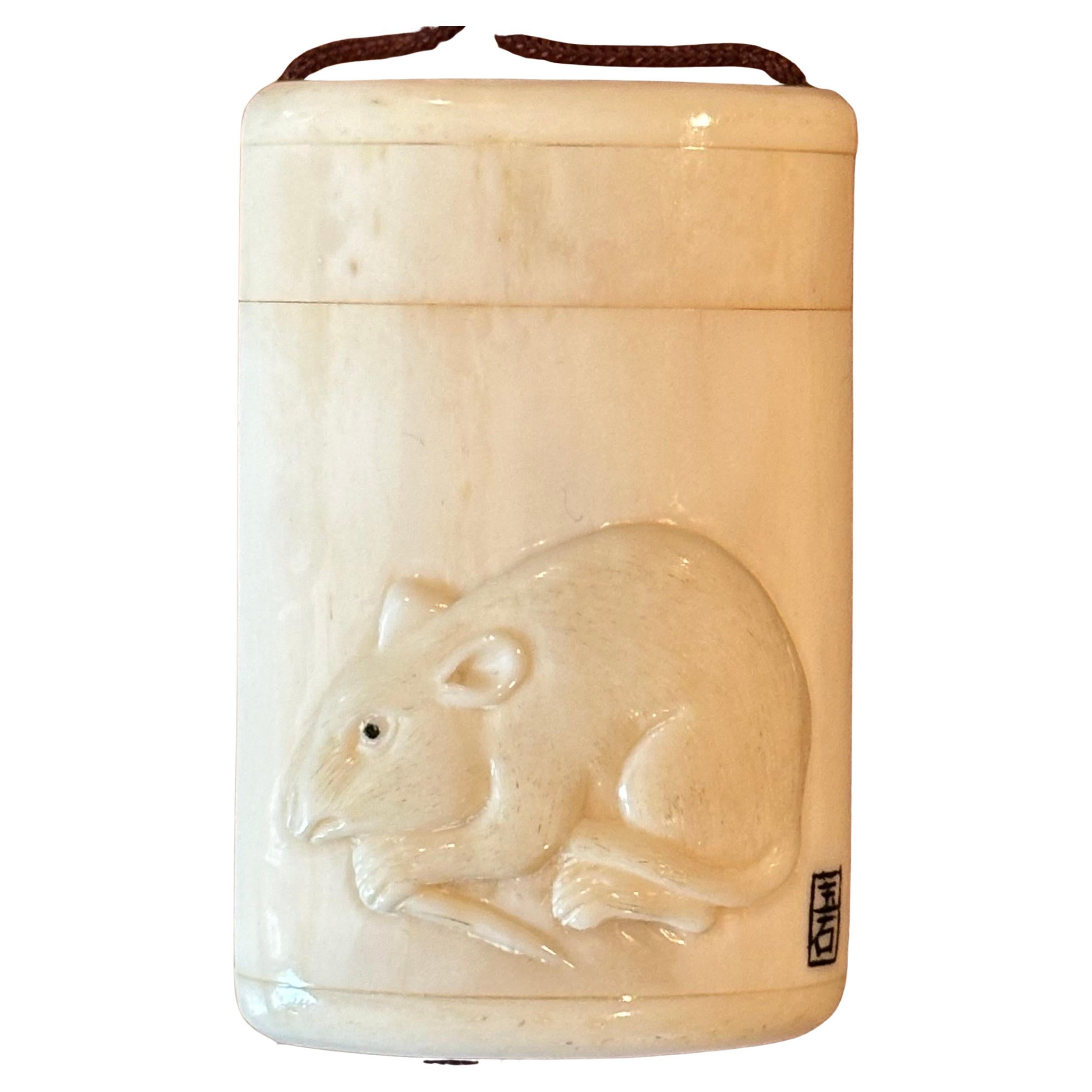 Inro giapponese a due sezioni in osso intagliato a mano con netsuke - firmato In condizioni buone in vendita a San Diego, CA