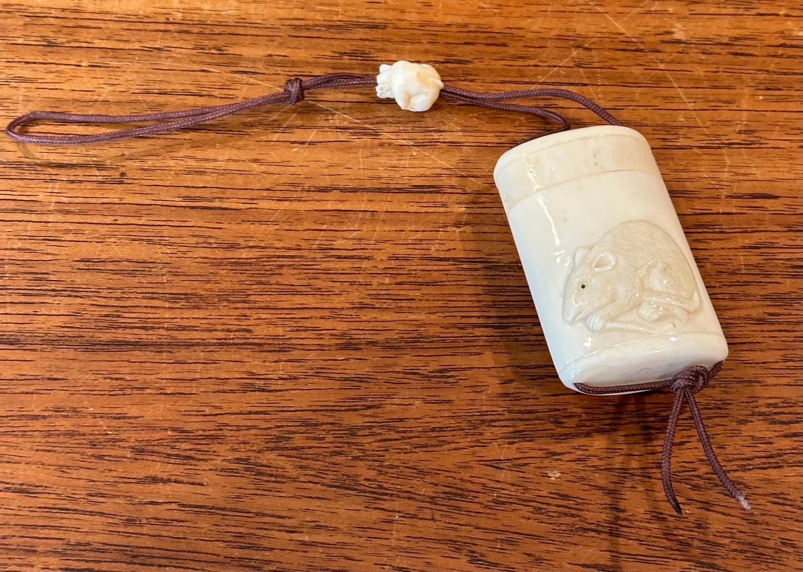 XX secolo Inro giapponese a due sezioni in osso intagliato a mano con netsuke - firmato in vendita