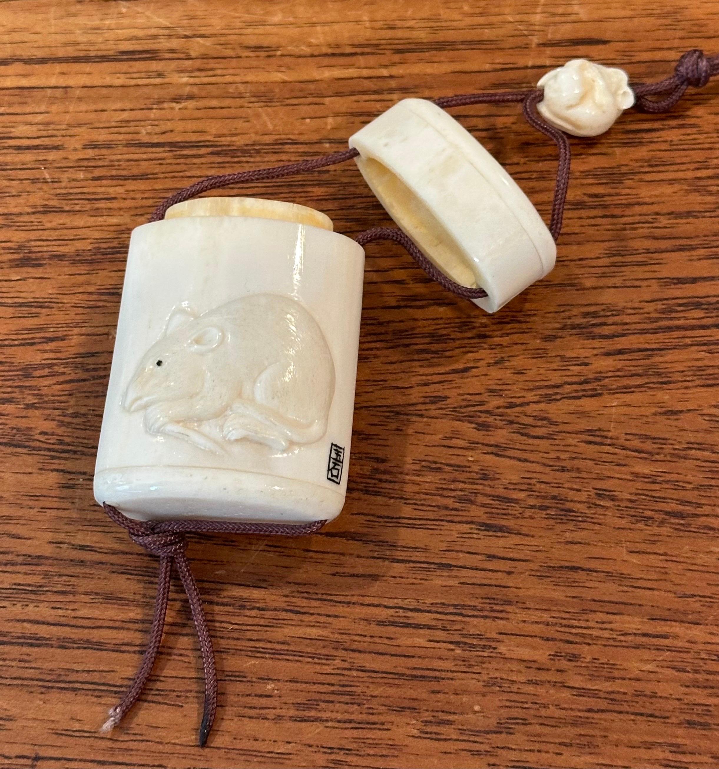 Osso Inro giapponese a due sezioni in osso intagliato a mano con netsuke - firmato in vendita