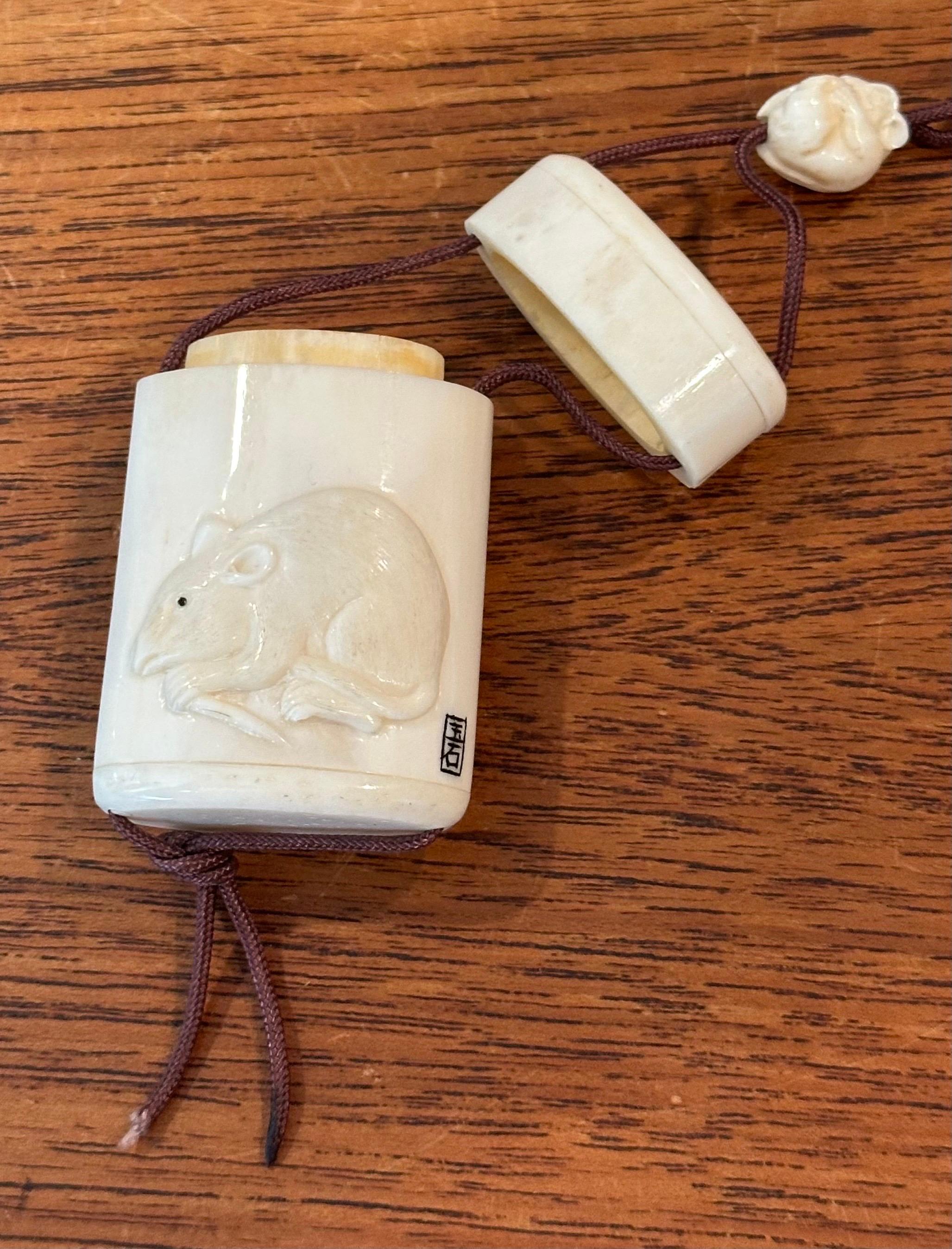 Inro giapponese a due sezioni in osso intagliato a mano con netsuke - firmato in vendita 1