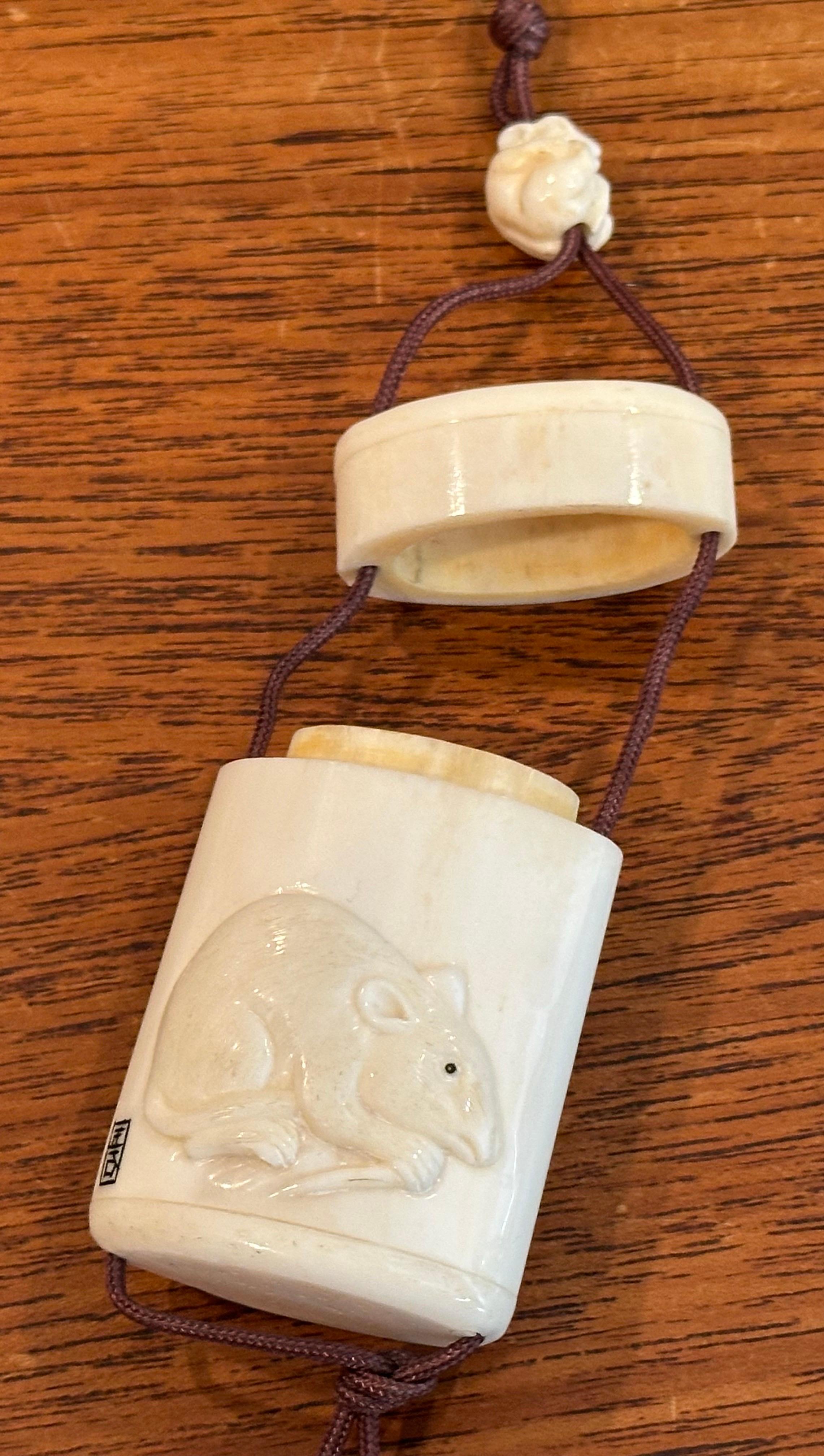 Inro giapponese a due sezioni in osso intagliato a mano con netsuke - firmato in vendita 2