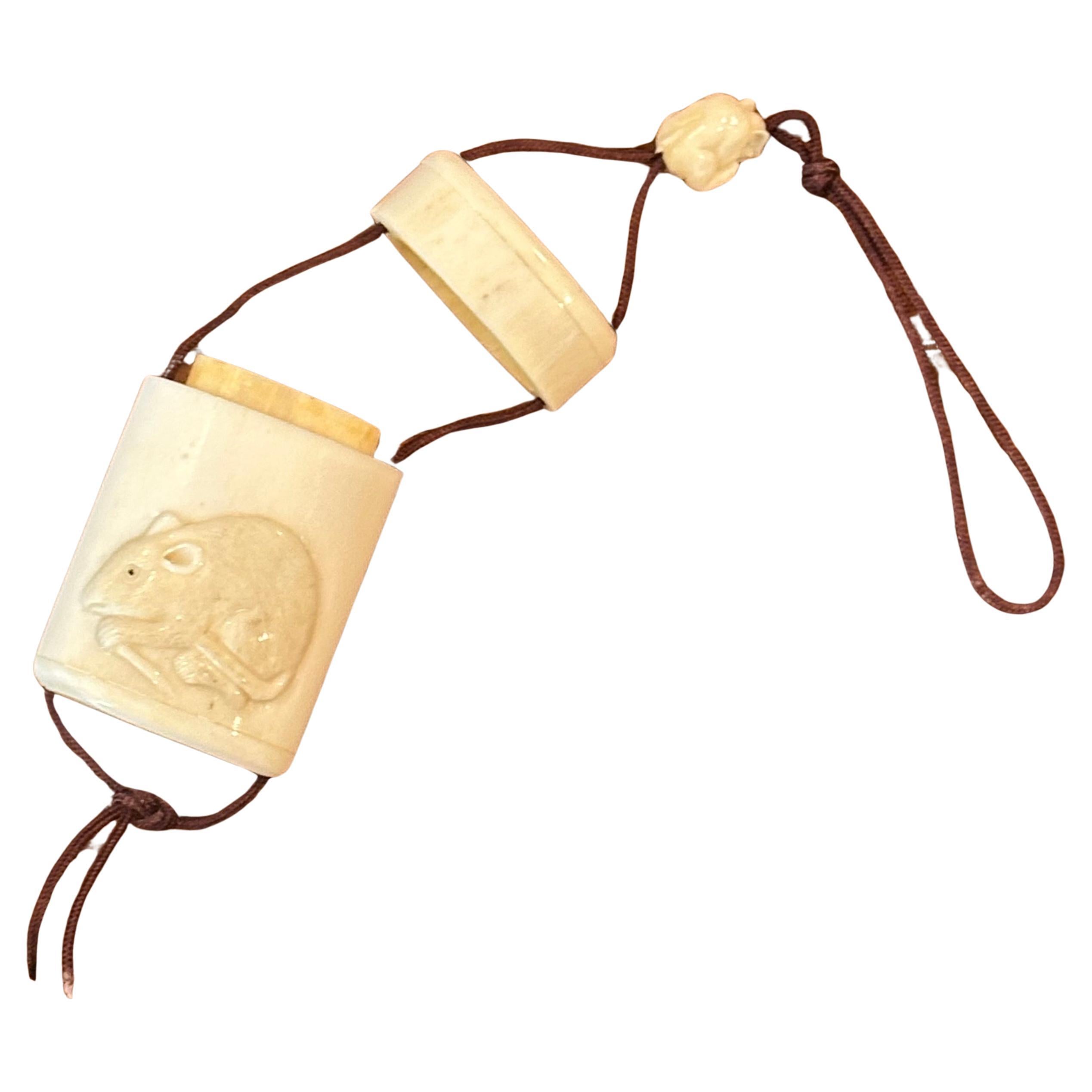 Inro giapponese a due sezioni in osso intagliato a mano con netsuke - firmato in vendita