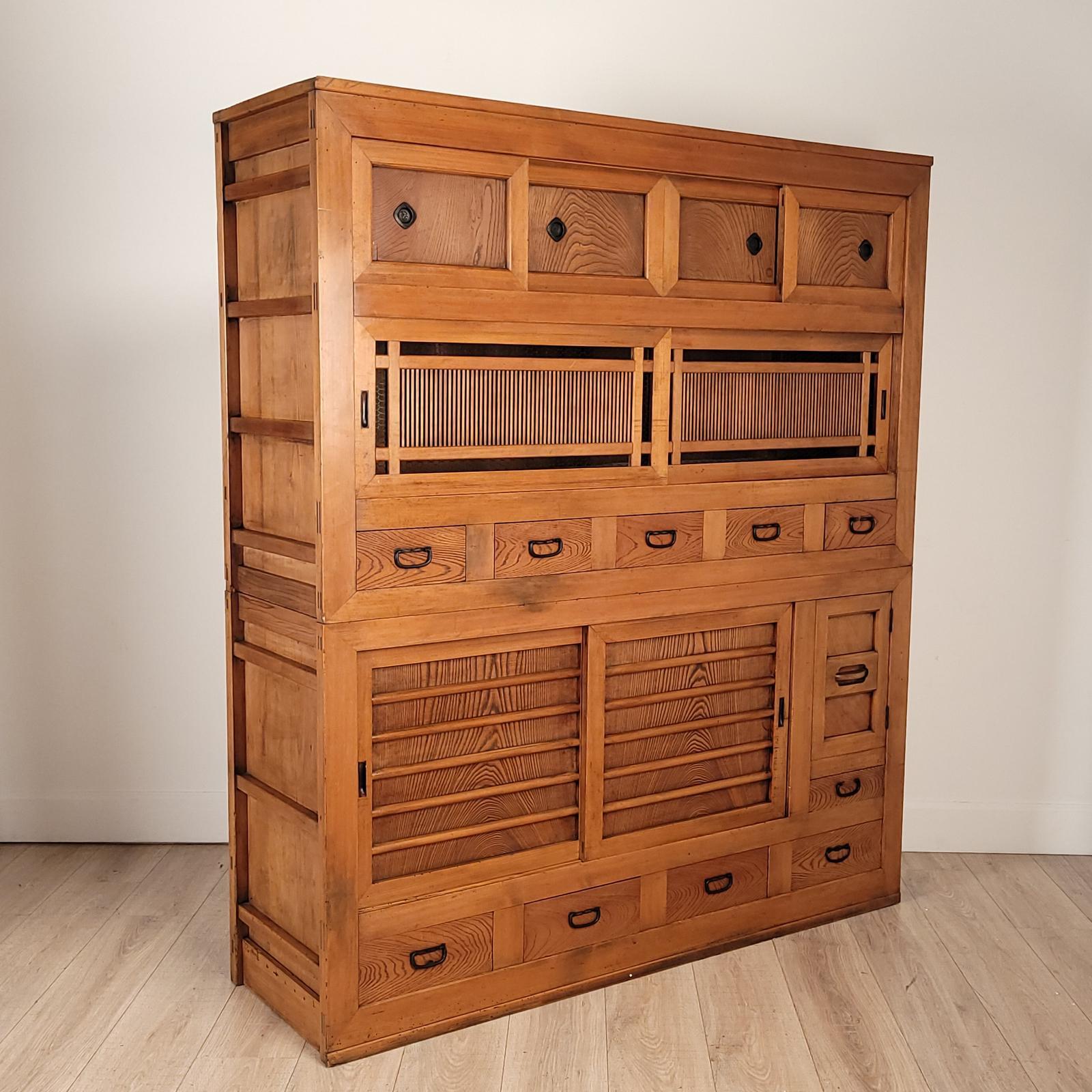 Japanische zweiteilige japanische Mizuya (Kitchen) Tansu, Meiji-Periode (Handgefertigt)