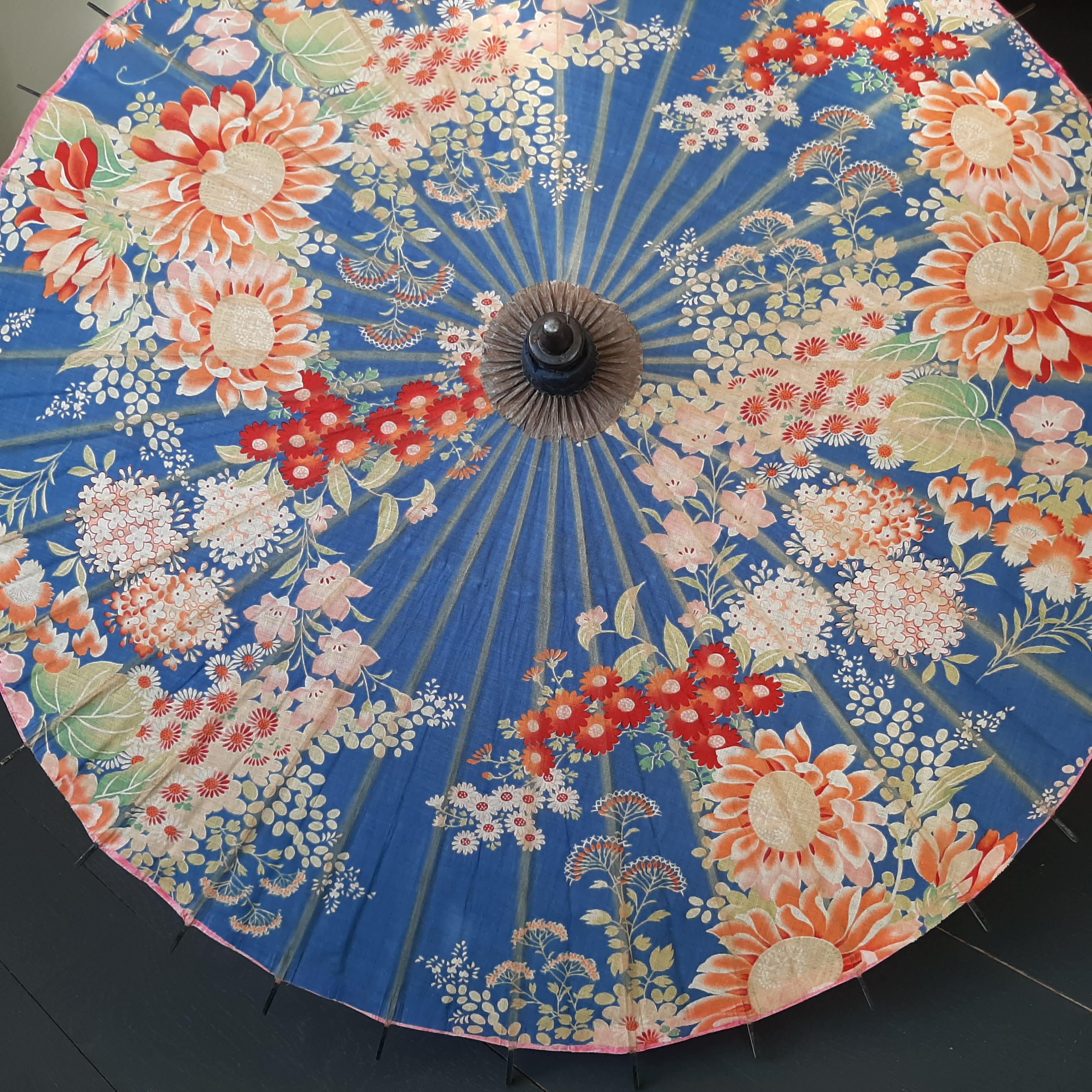 Beautiful Japanese Umbrella/Parasol for sun protection. Made of floral cloth, wood and bamboo. Highly decorative. Probably, 1930s. Measures: Length 55 cm.