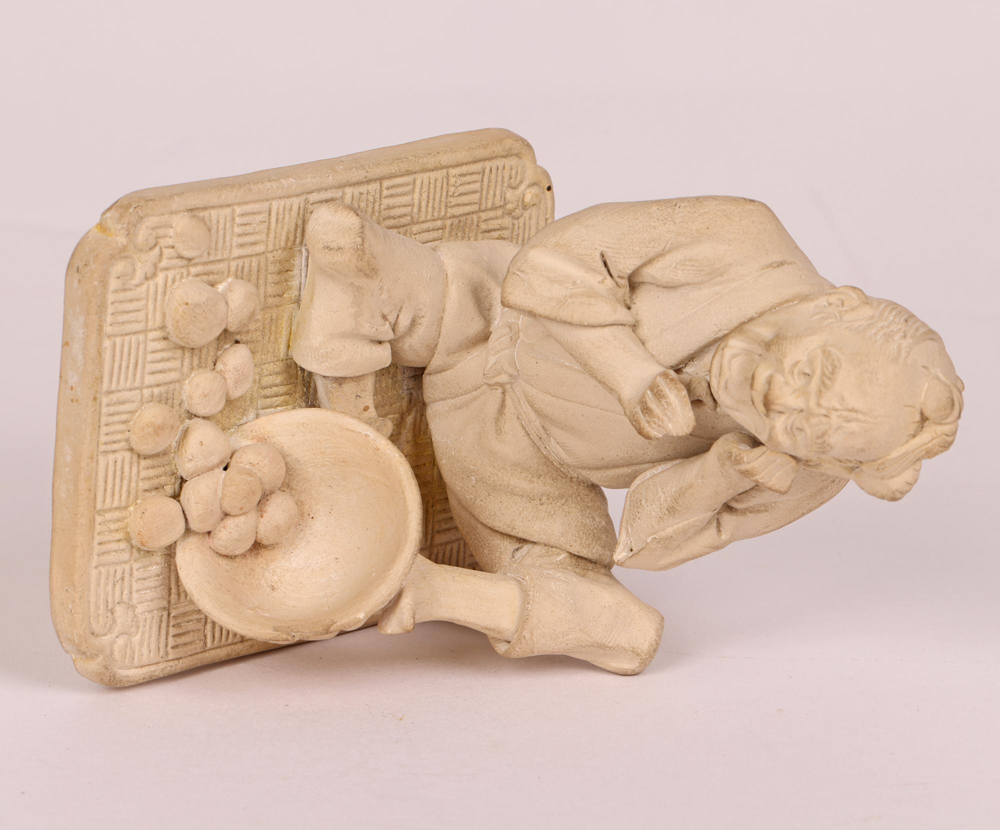 Japanese Unglazed Pottery Figure of a Pedlar Being Stung by a Wasp In Good Condition For Sale In Bishop's Stortford, Hertfordshire