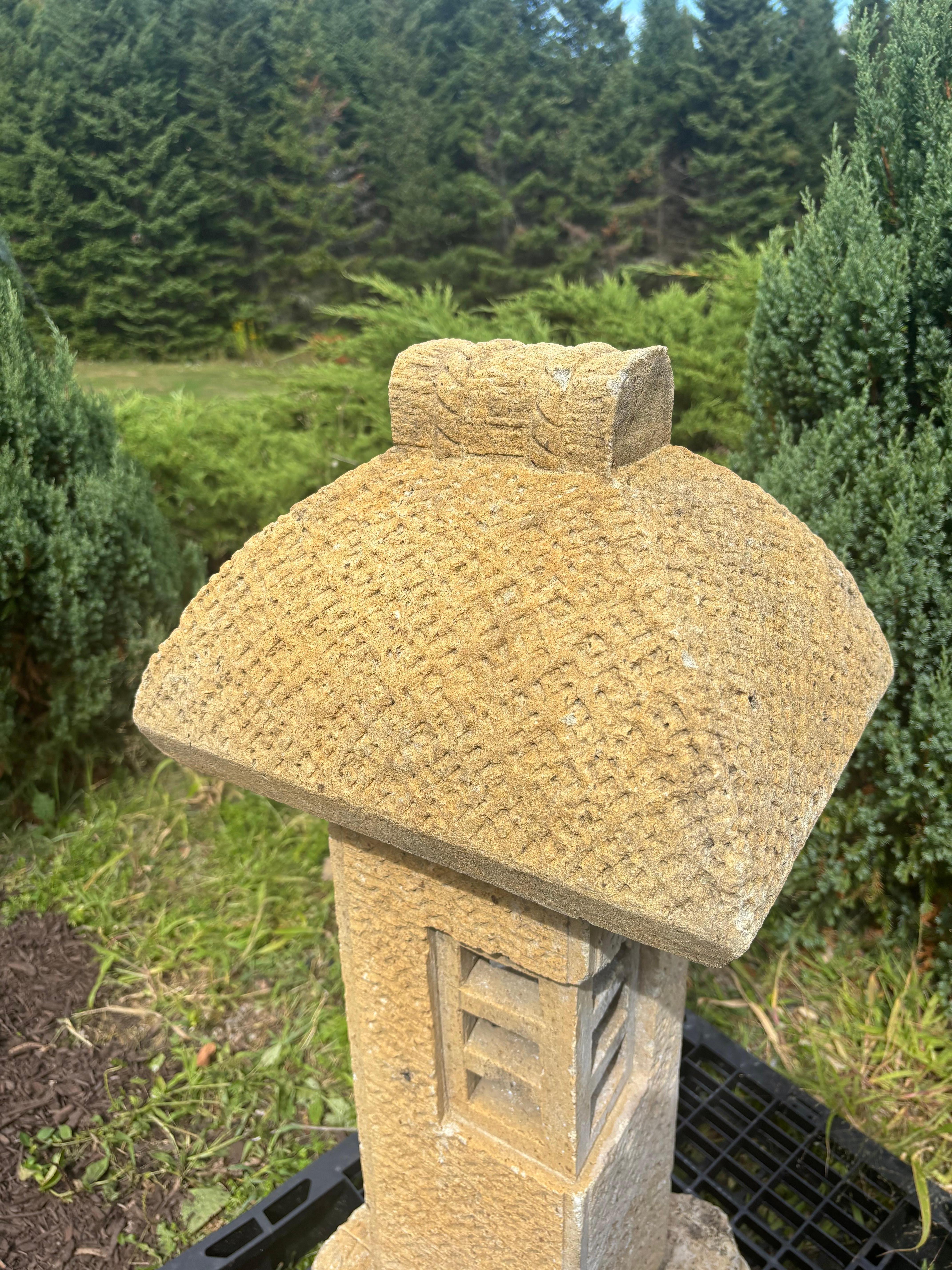 Japanese unusual Stone Driveway and Walkway lantern In Good Condition For Sale In South Burlington, VT