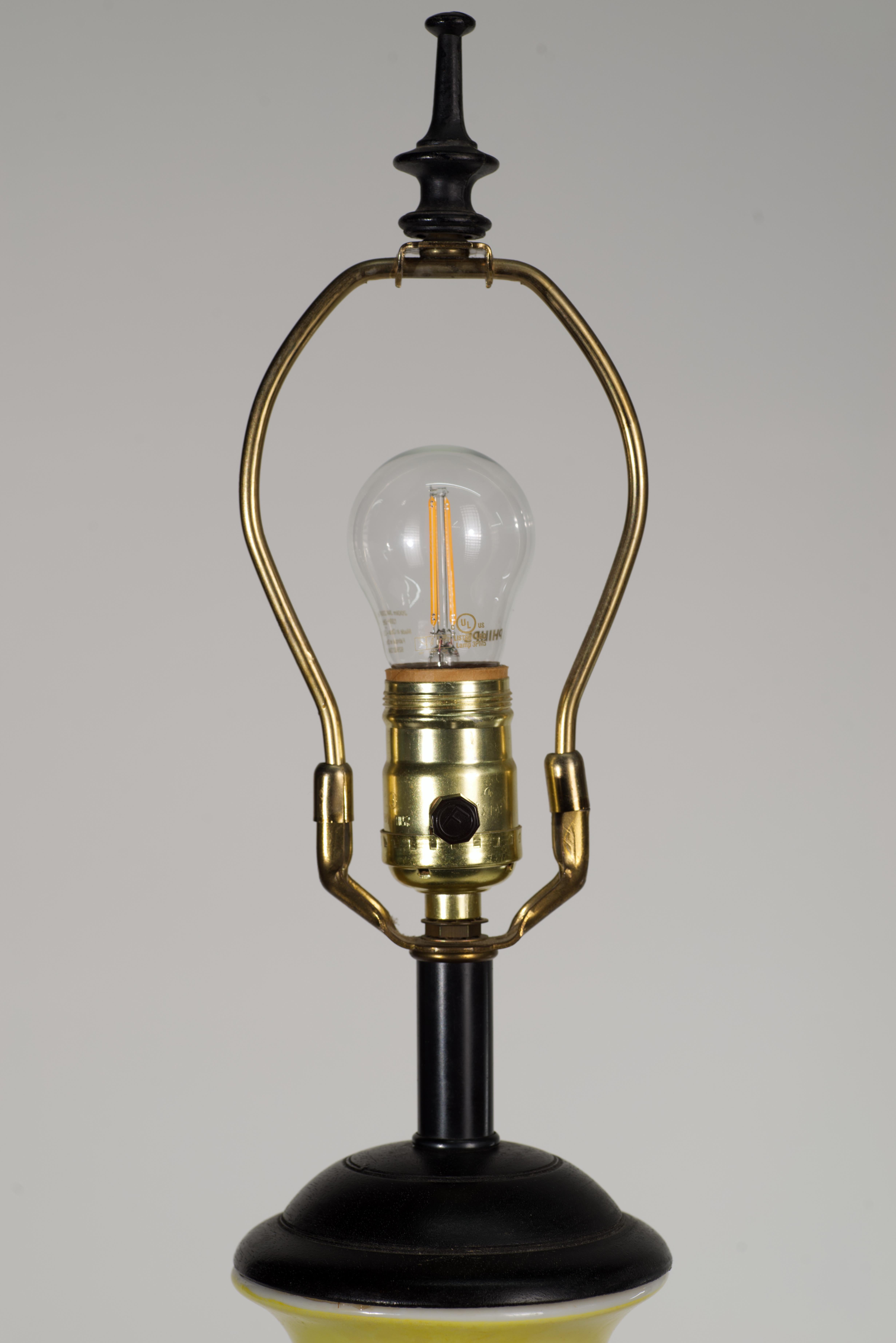 Lampe de bureau japonaise en céramique jaune avec décor de fleurs blanches en vente 2
