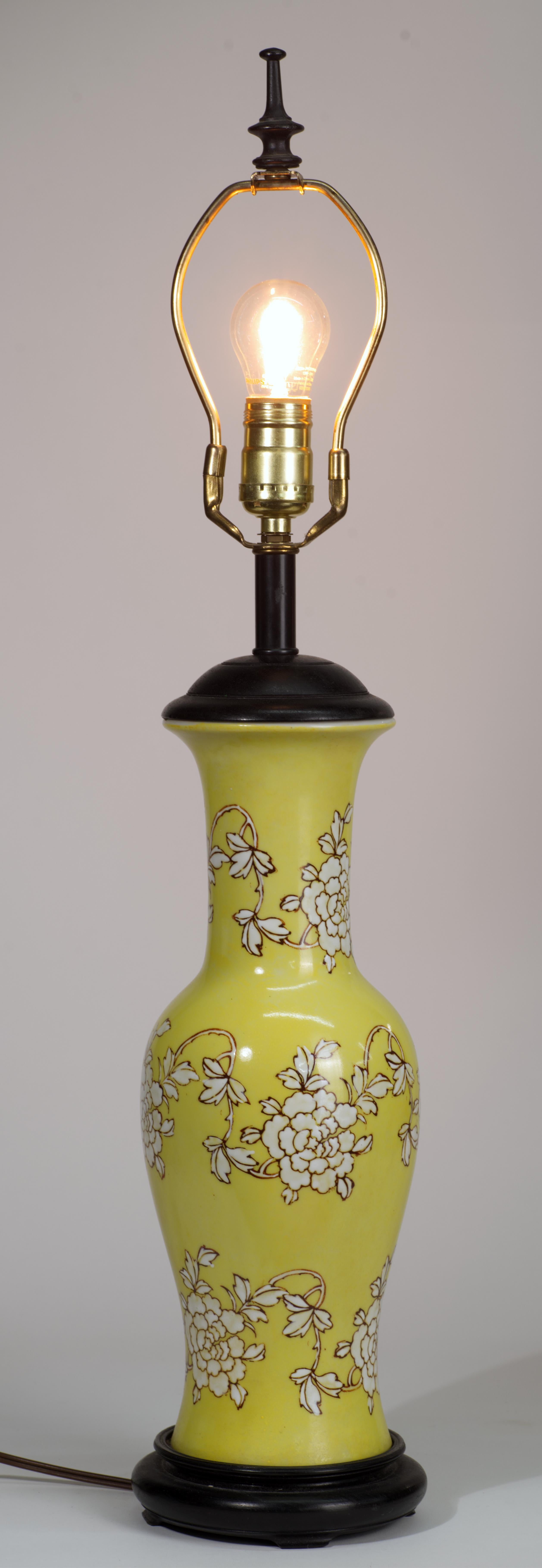 Lampe de bureau japonaise en céramique jaune avec décor de fleurs blanches en vente 3