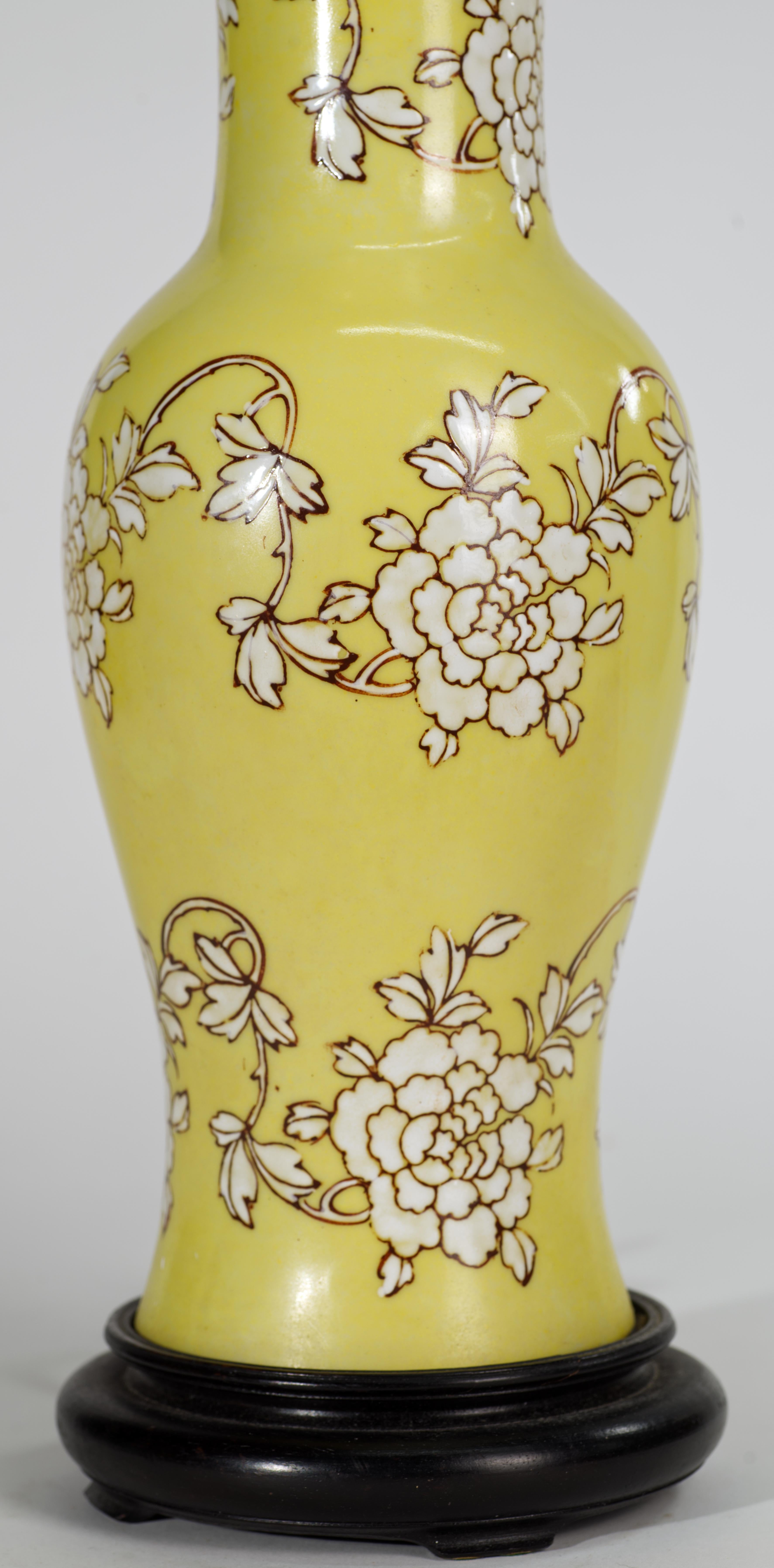Japonisme Lampe de bureau japonaise en céramique jaune avec décor de fleurs blanches en vente