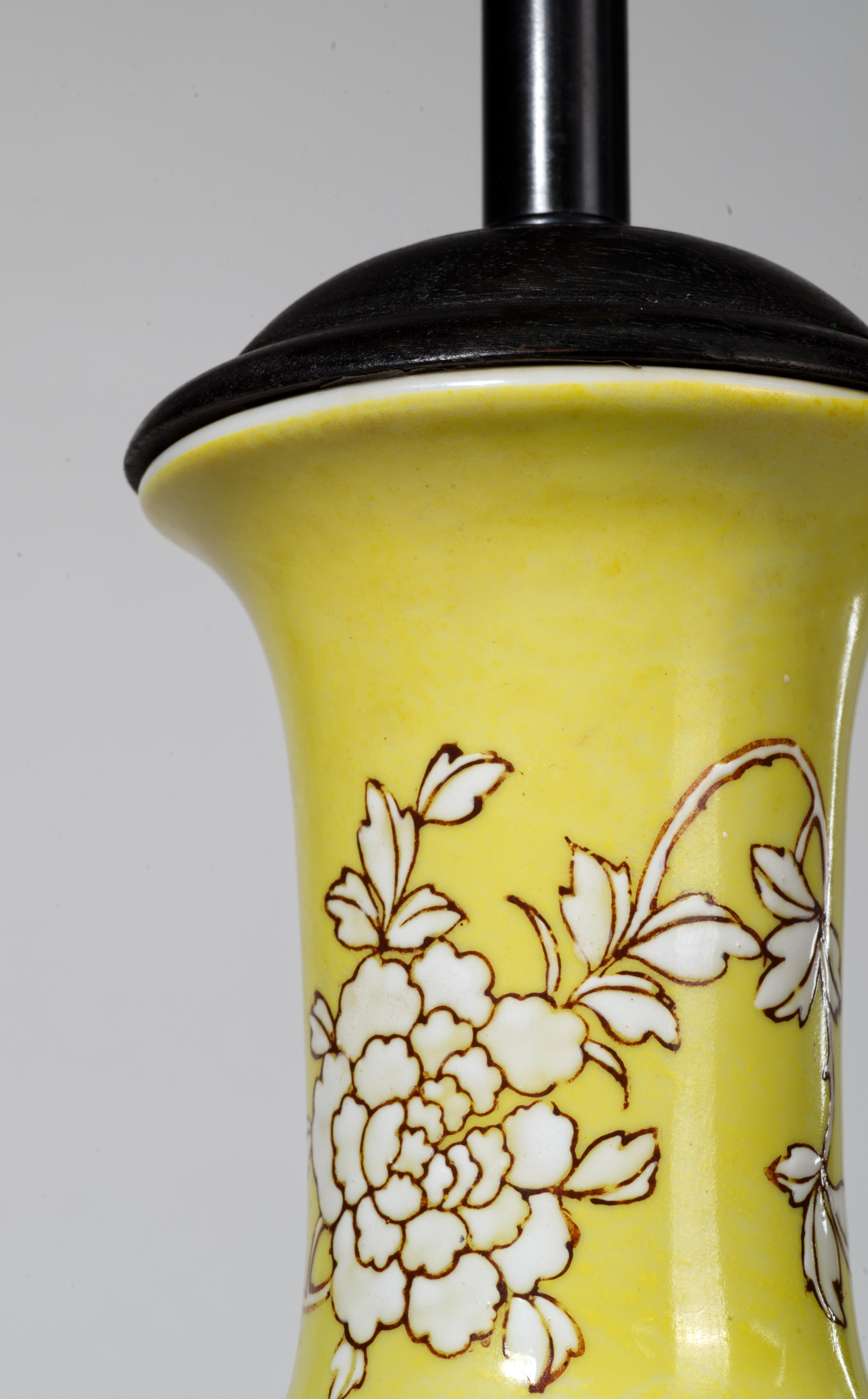 Asiatique Lampe de bureau japonaise en céramique jaune avec décor de fleurs blanches en vente