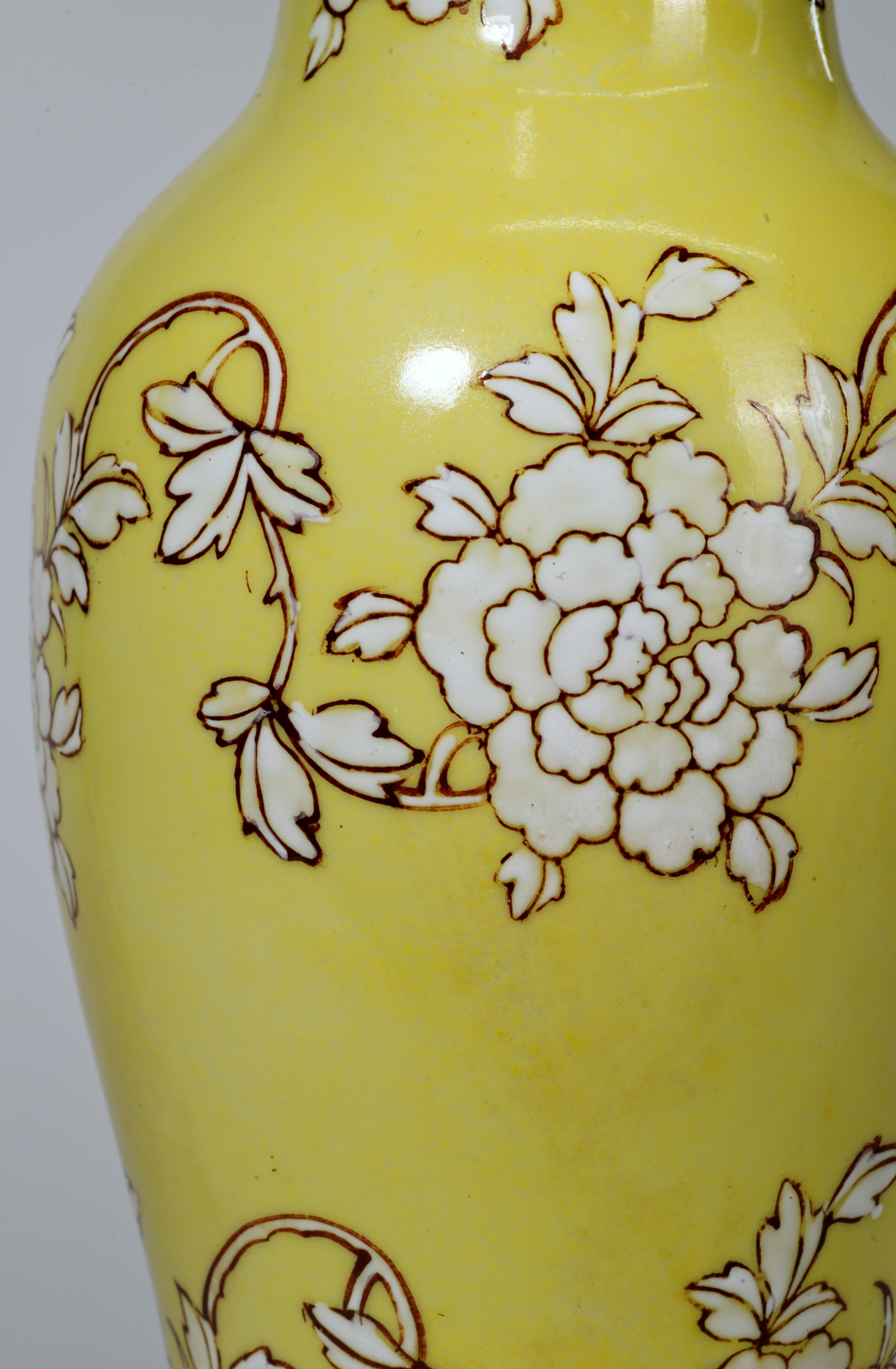 Ébénisé Lampe de bureau japonaise en céramique jaune avec décor de fleurs blanches en vente