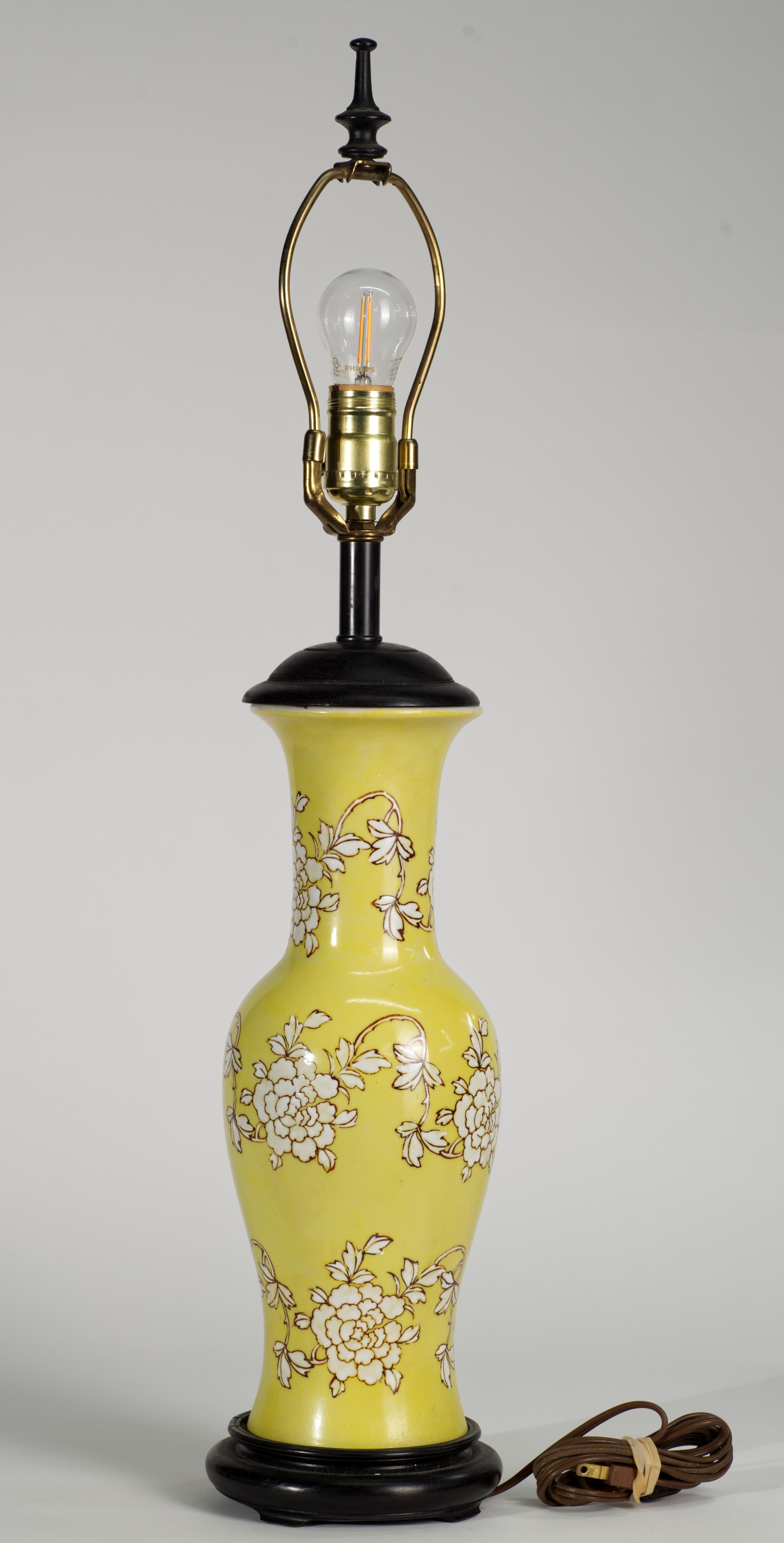 Lampe de bureau japonaise en céramique jaune avec décor de fleurs blanches Bon état - En vente à Clifton Springs, NY
