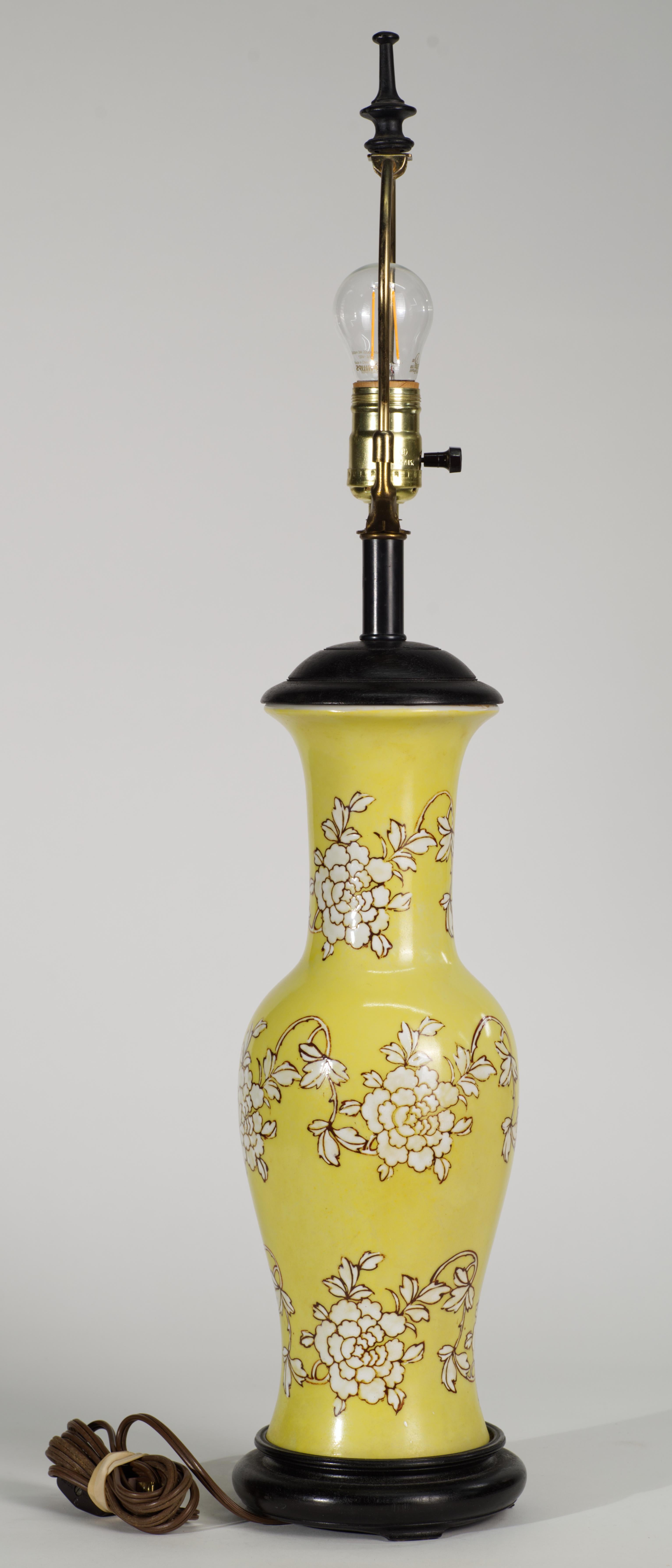 20ième siècle Lampe de bureau japonaise en céramique jaune avec décor de fleurs blanches en vente