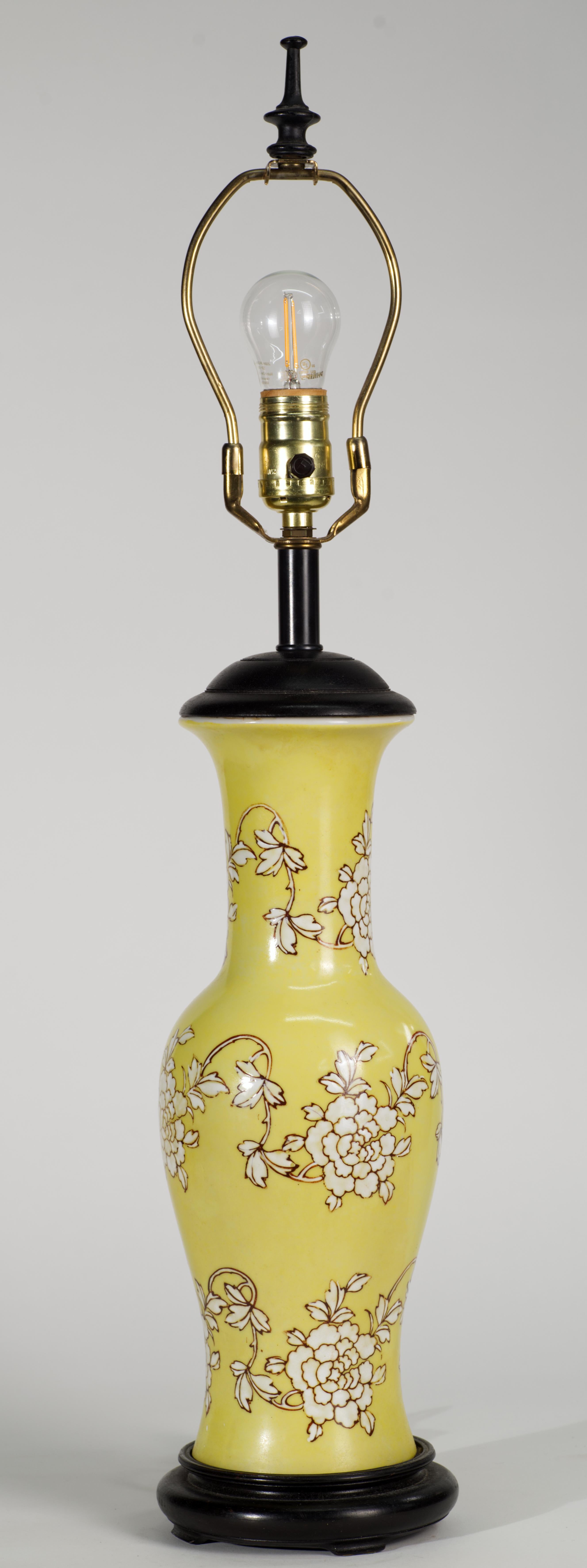 Céramique Lampe de bureau japonaise en céramique jaune avec décor de fleurs blanches en vente