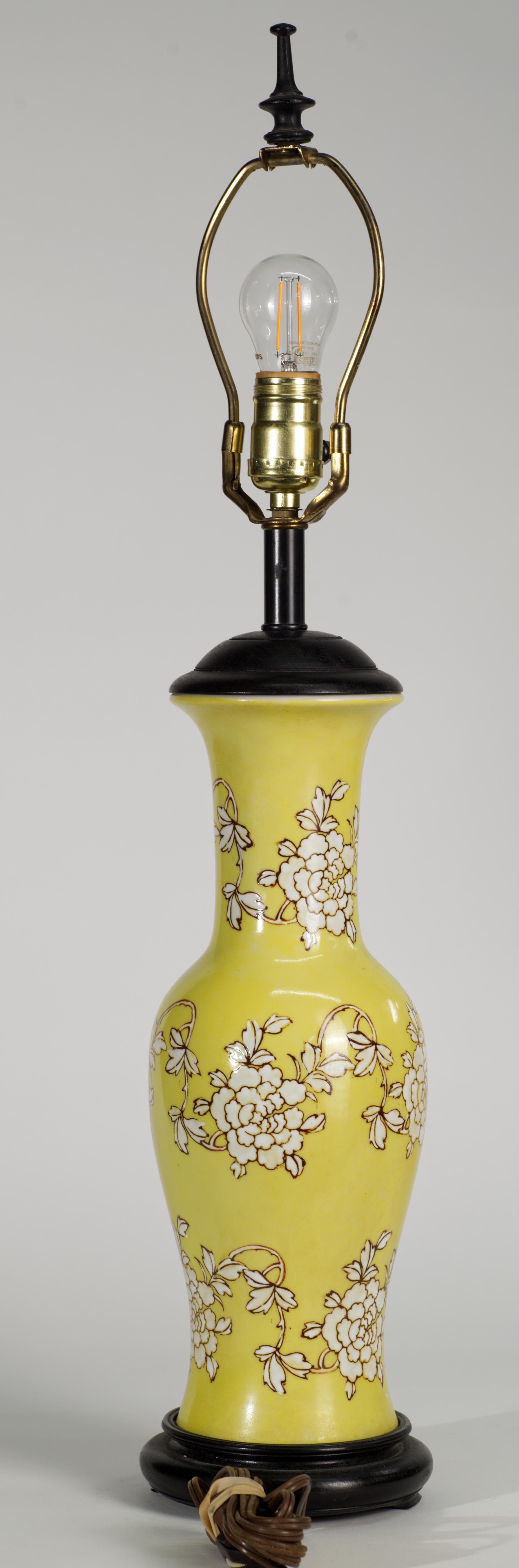Lampe de bureau japonaise en céramique jaune avec décor de fleurs blanches en vente 1