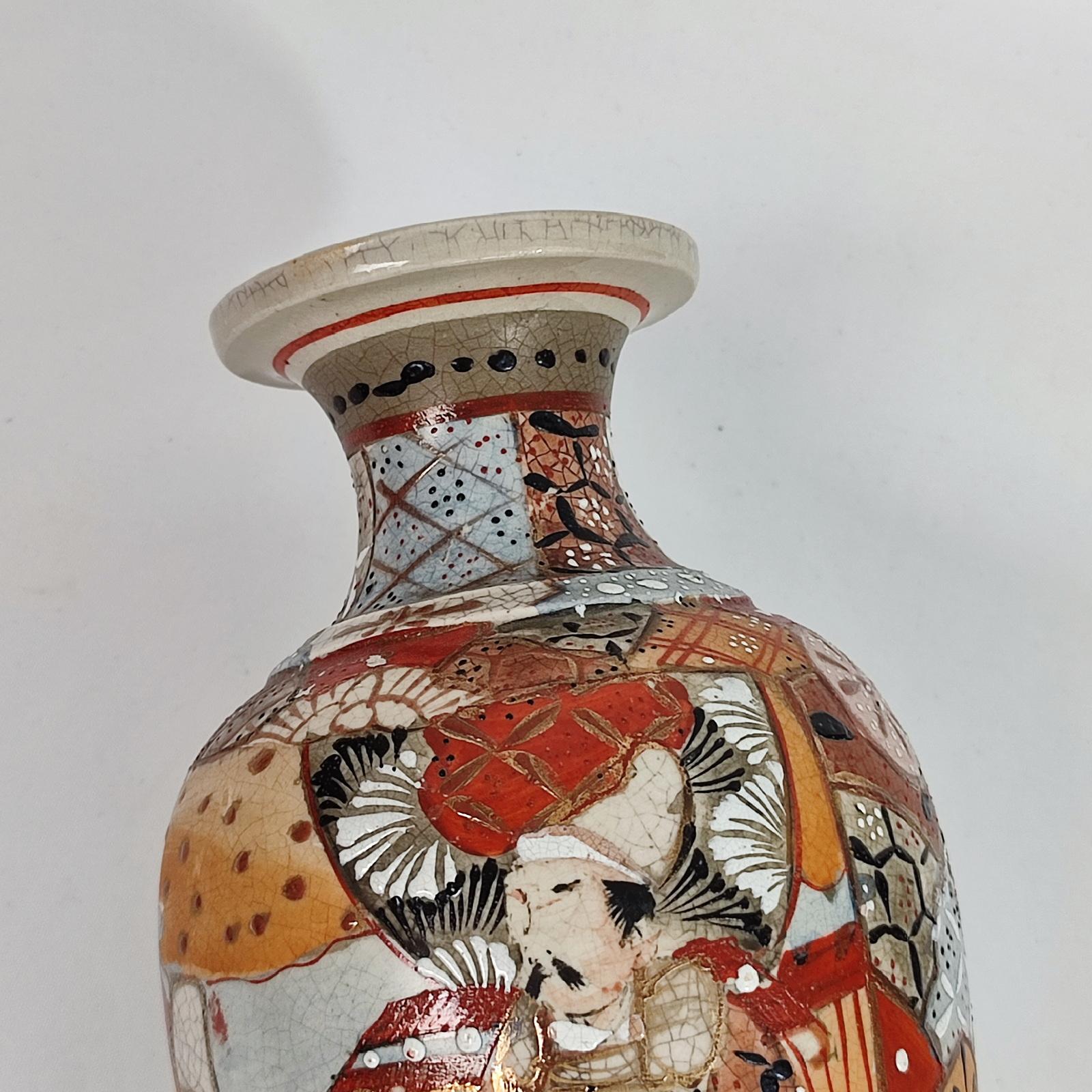 Japanese vase in polychrome Satsuma porcelain with golden details For Sale 4