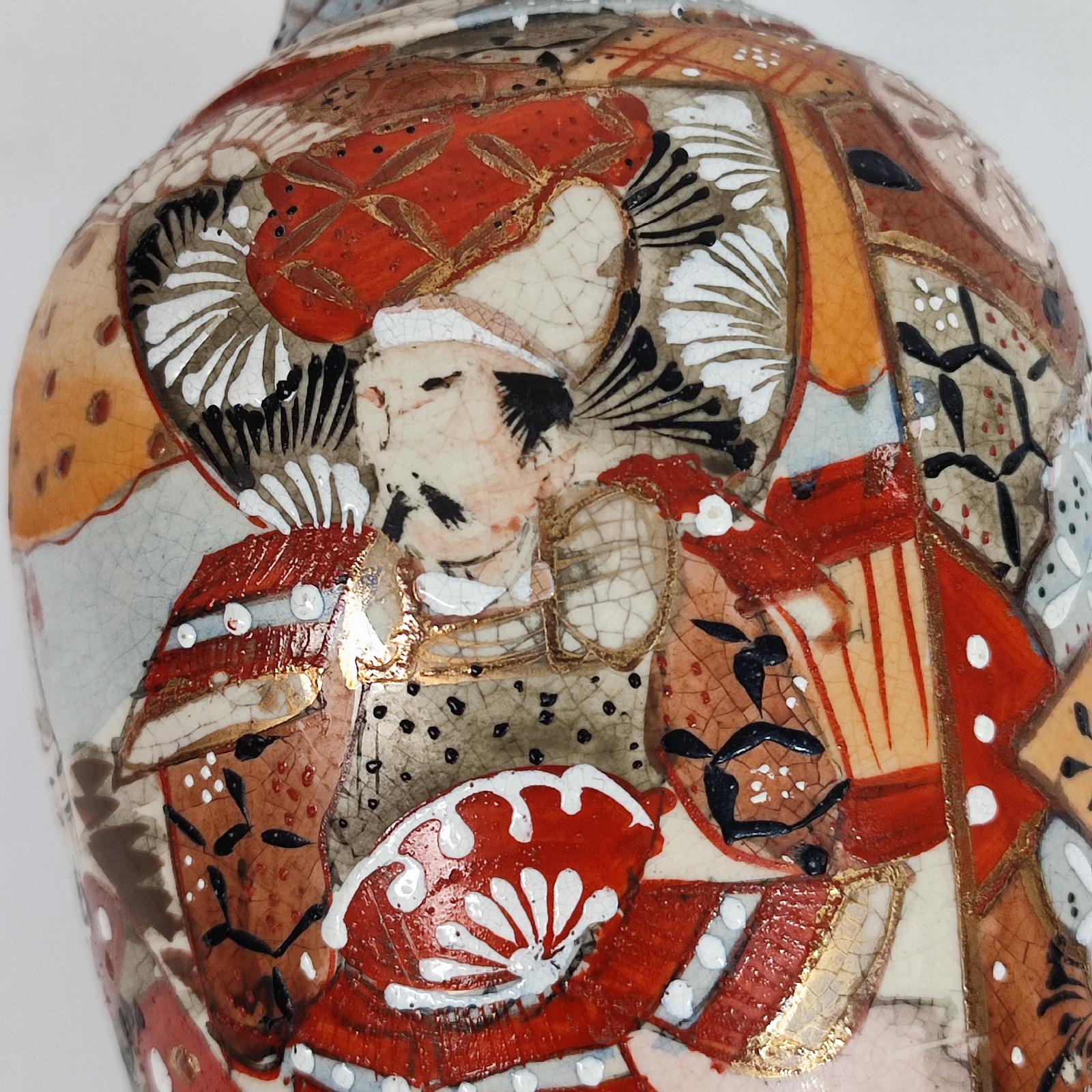 Japanese vase in polychrome Satsuma porcelain with golden details For Sale 5