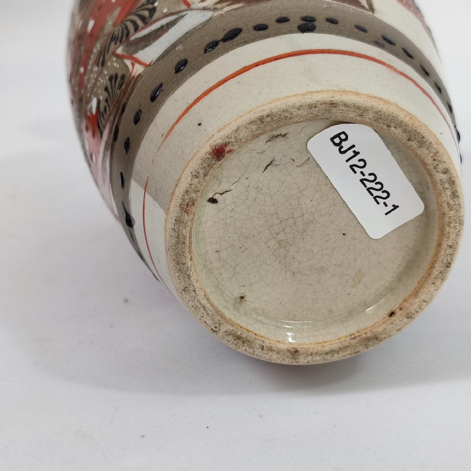 Japanese vase in polychrome Satsuma porcelain with golden details For Sale 6