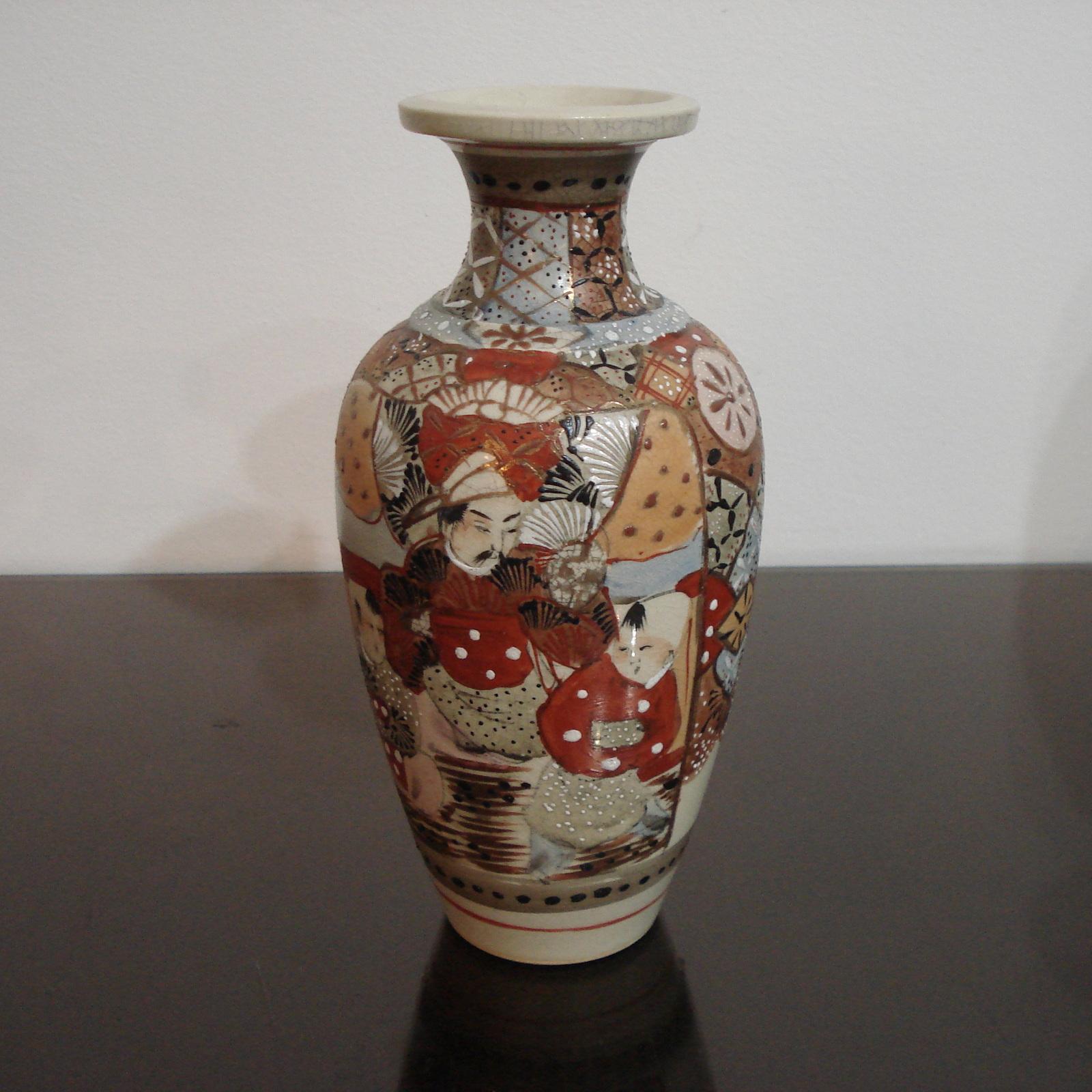 Japanese Satsuma ceramic vase with polychrome decorations of Japanese men and soldiers in armor. Golden details. Japanese characters at the base. 
Height 25 cm.
