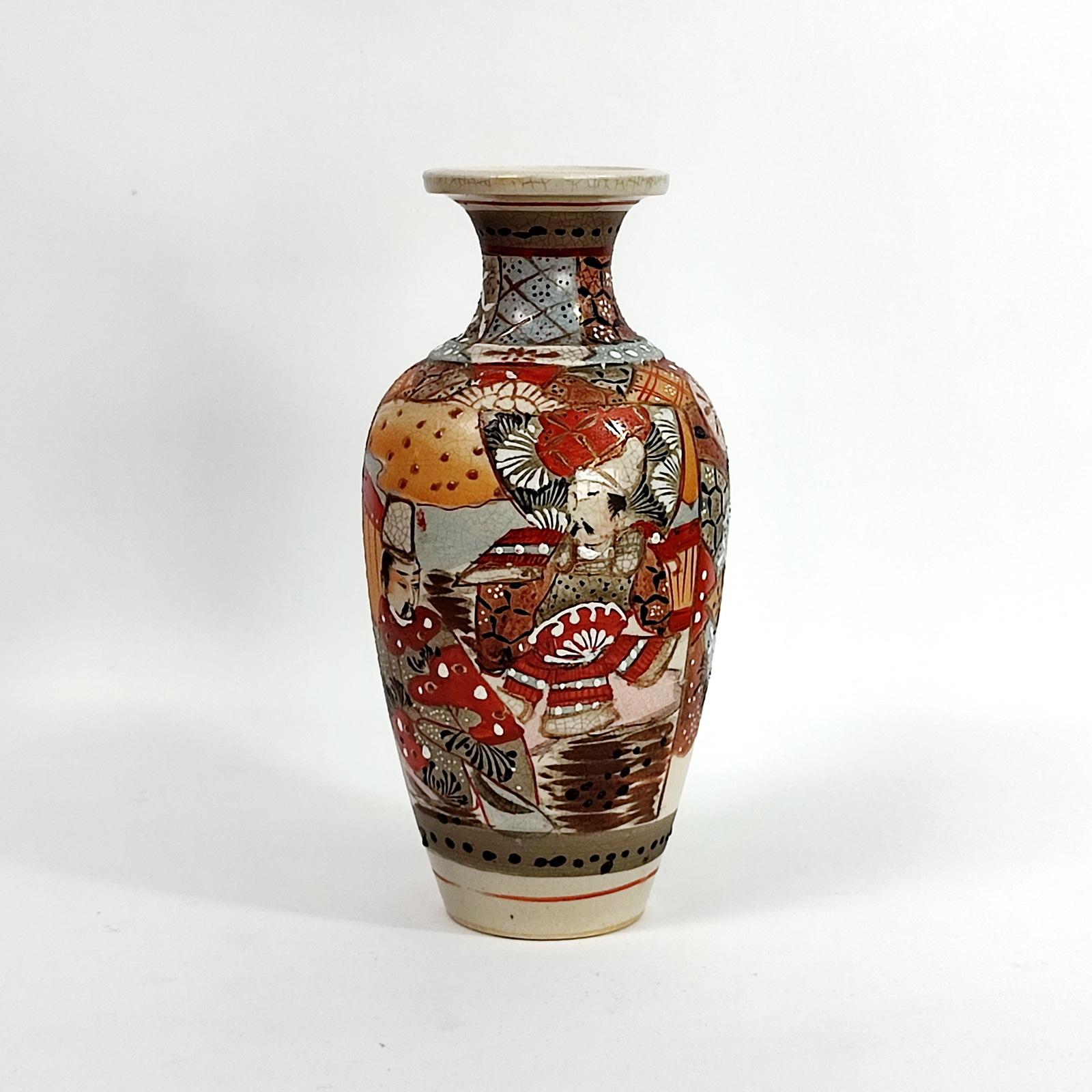 Hand-Painted Japanese vase in polychrome Satsuma porcelain with golden details For Sale