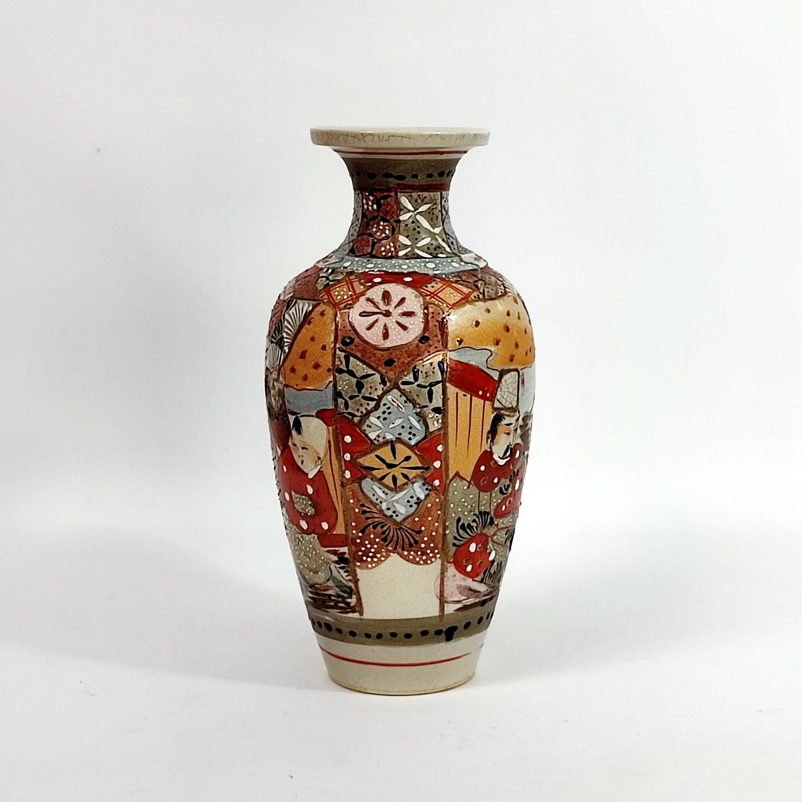 Japanese vase in polychrome Satsuma porcelain with golden details In Good Condition For Sale In Bochum, NRW