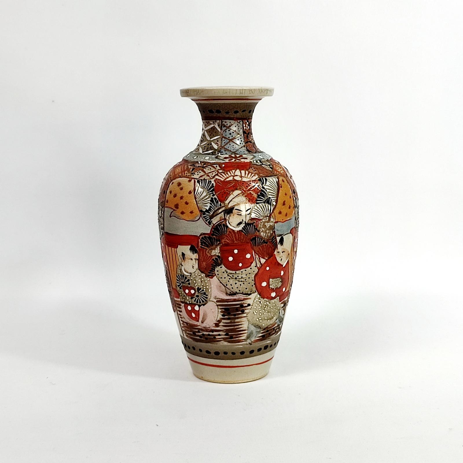 Mid-20th Century Japanese vase in polychrome Satsuma porcelain with golden details For Sale