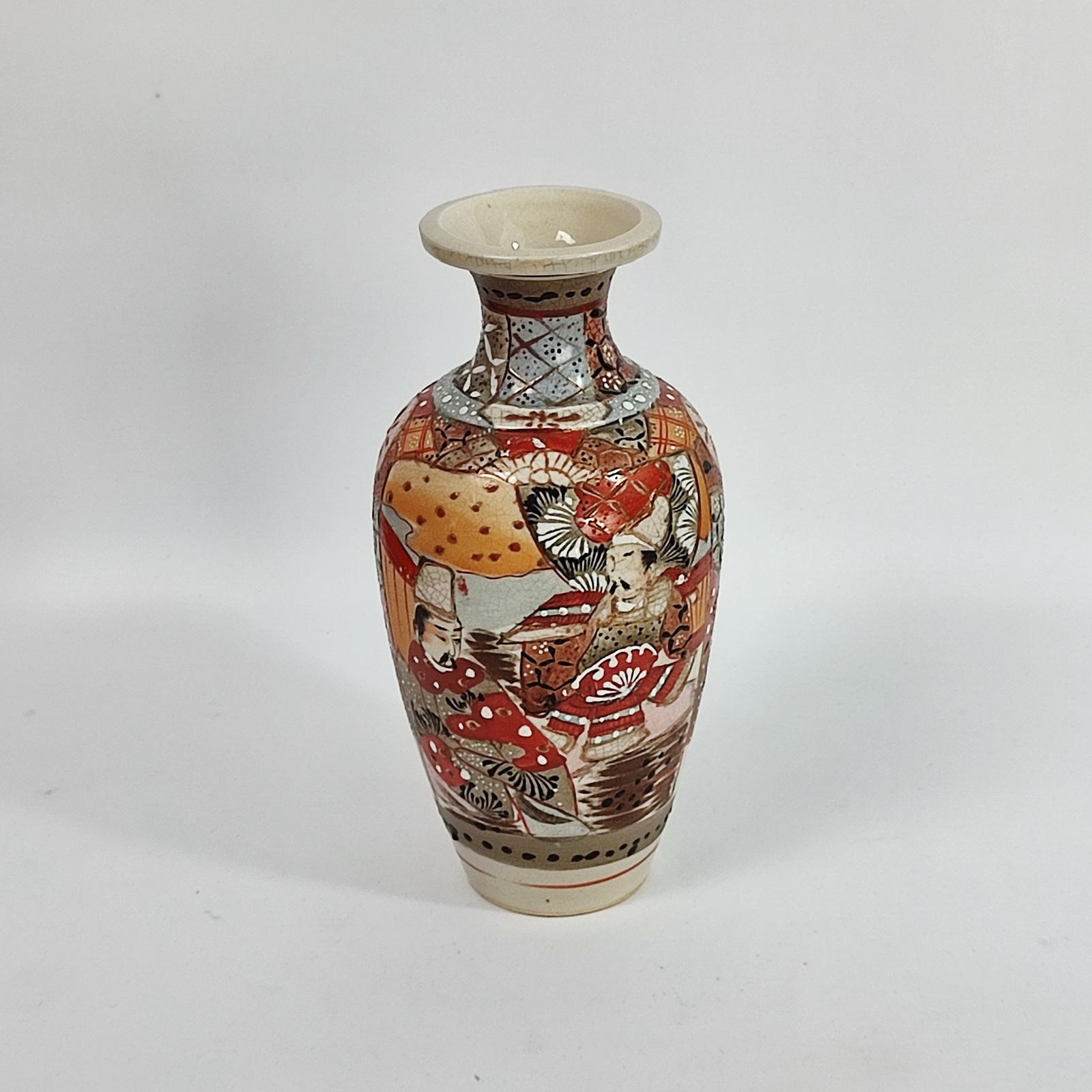 Japanese vase in polychrome Satsuma porcelain with golden details For Sale 1