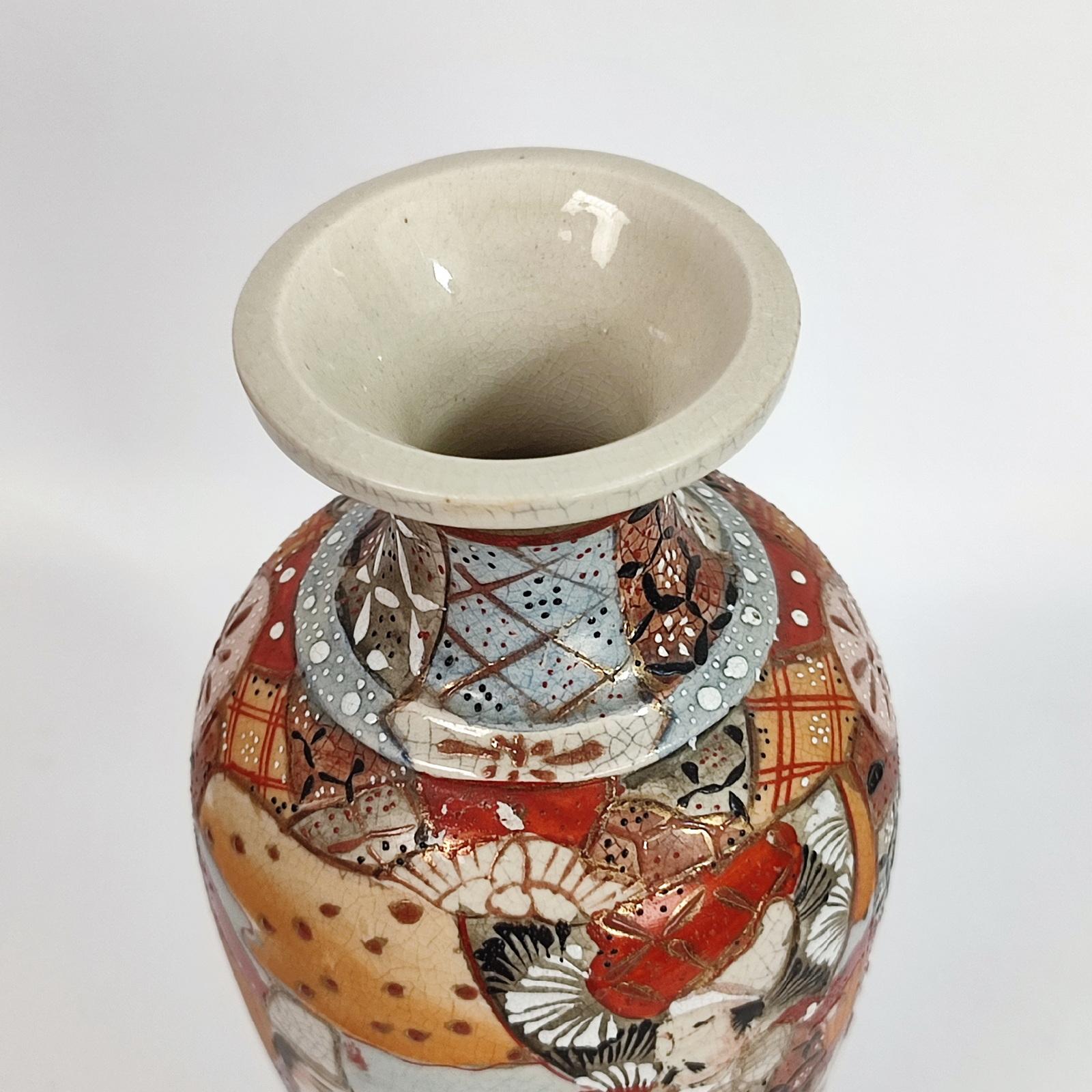 Japanese vase in polychrome Satsuma porcelain with golden details For Sale 2