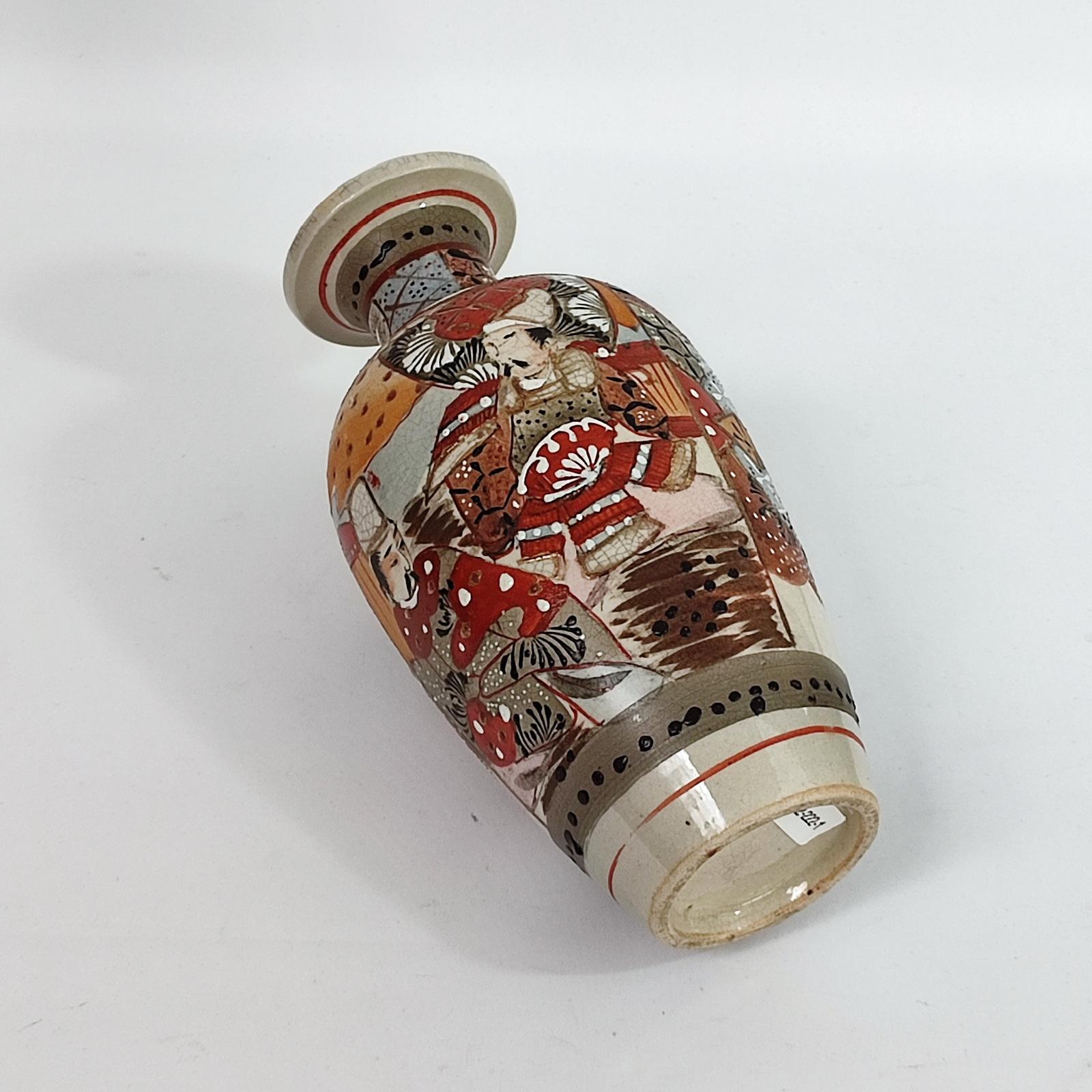 Japanese vase in polychrome Satsuma porcelain with golden details For Sale 3