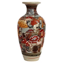 Jarrón japonés de porcelana Satsuma policromada con detalles dorados