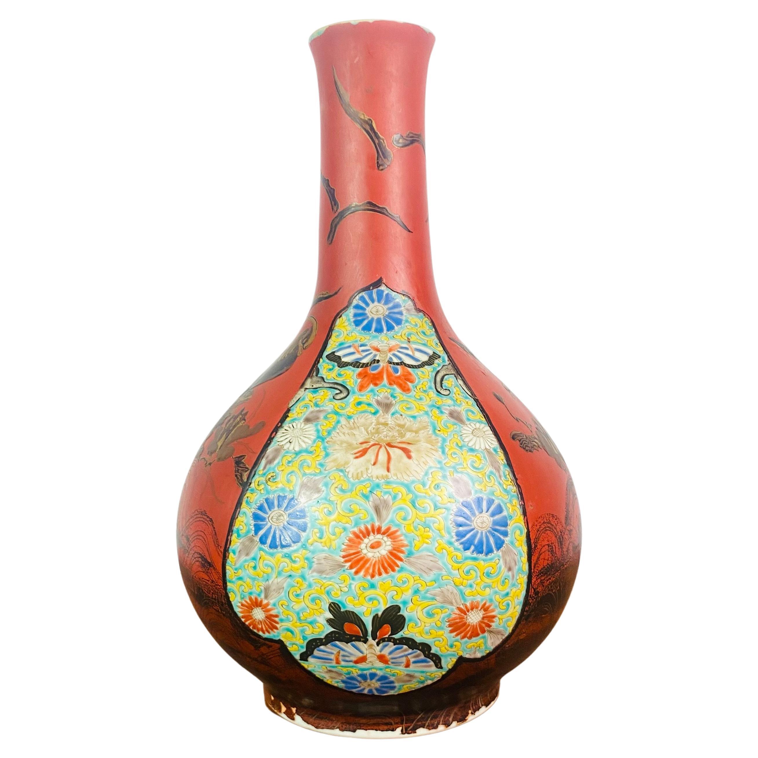 Very pretty Japanese porcelain vase enhanced with lacquer.
This beautiful vase with a swollen body, called Tianqiuping, is decorated extensively with a thousand flowers in reserve in brick-colored lacquered surrounds decorated with birds.
This