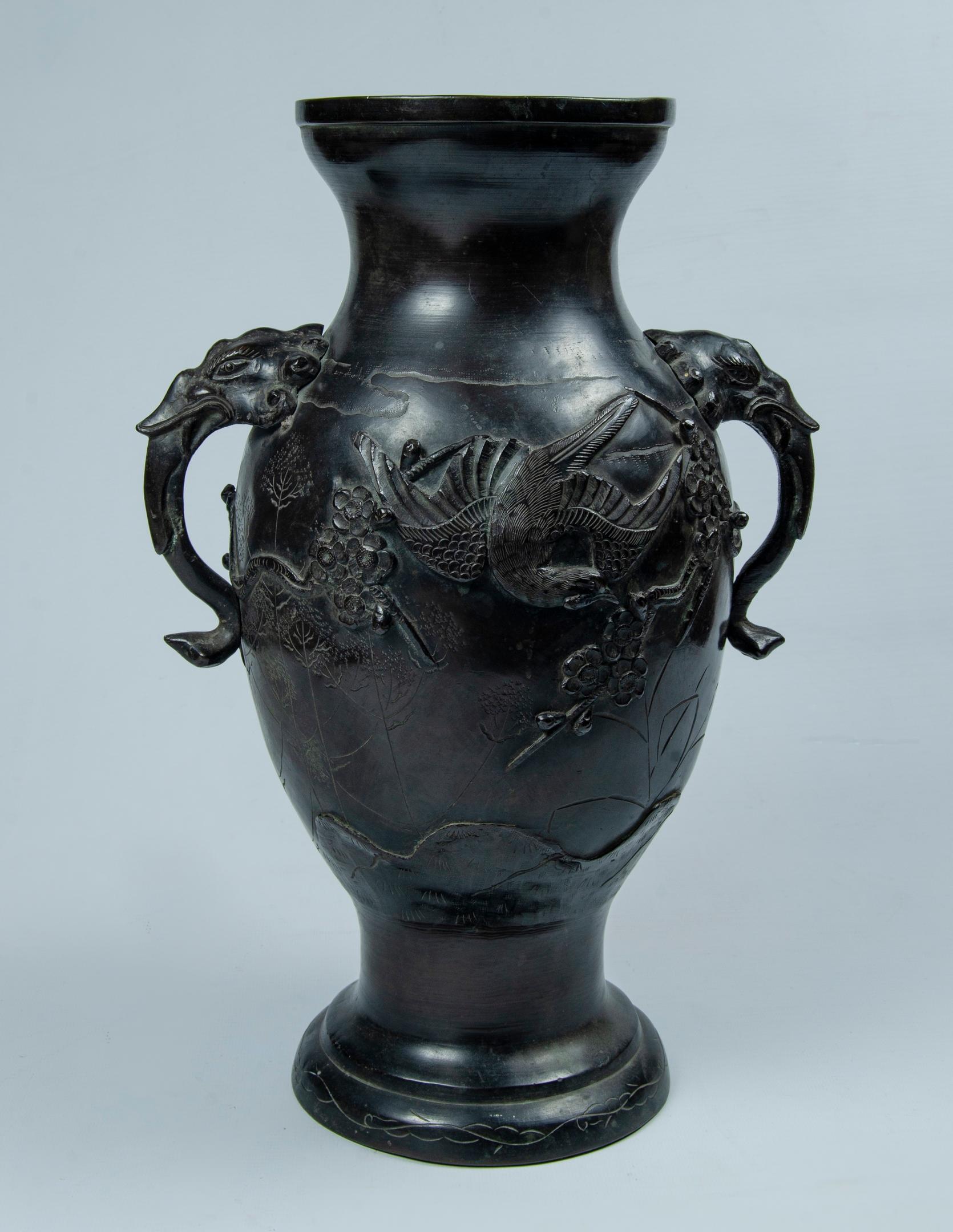 Japanese vase with birds and flowers design
Meiji period relief decoration
late 19th century Japanese origin
piece in perfect condition
patinated bronze.