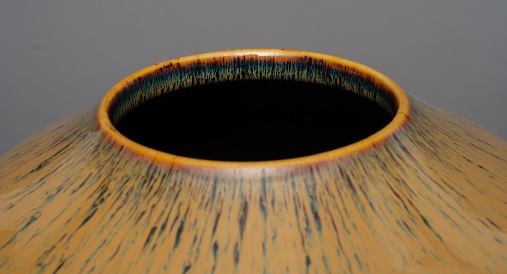 Japanese vase with brown dripping glaze by Yamamoto Seinen 山本正年 (1912-1986) For Sale 7