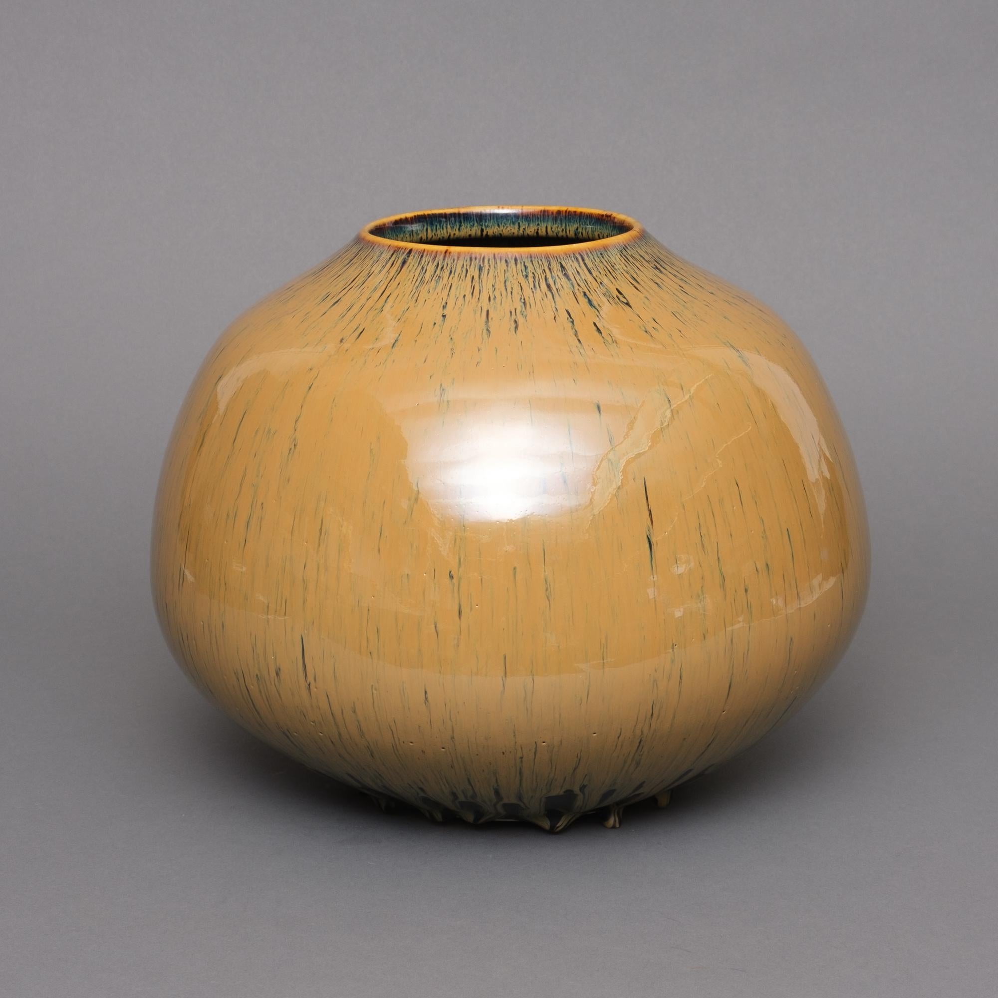 Japanese vase with brown dripping glaze by Yamamoto Seinen 山本正年 (1912-1986) In Excellent Condition For Sale In Amsterdam, NL