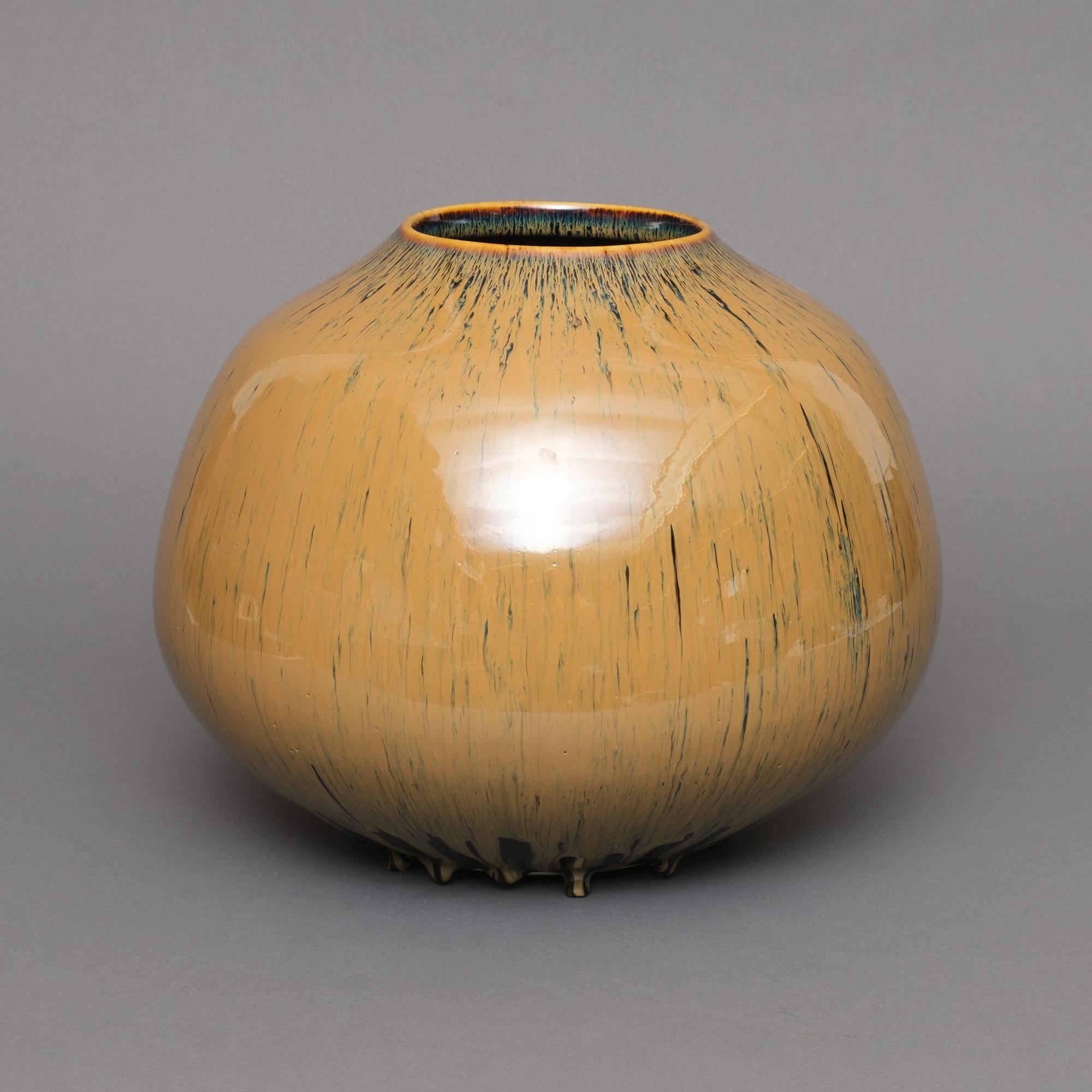 Japanese vase with brown dripping glaze by Yamamoto Seinen 山本正年 (1912-1986) For Sale 1
