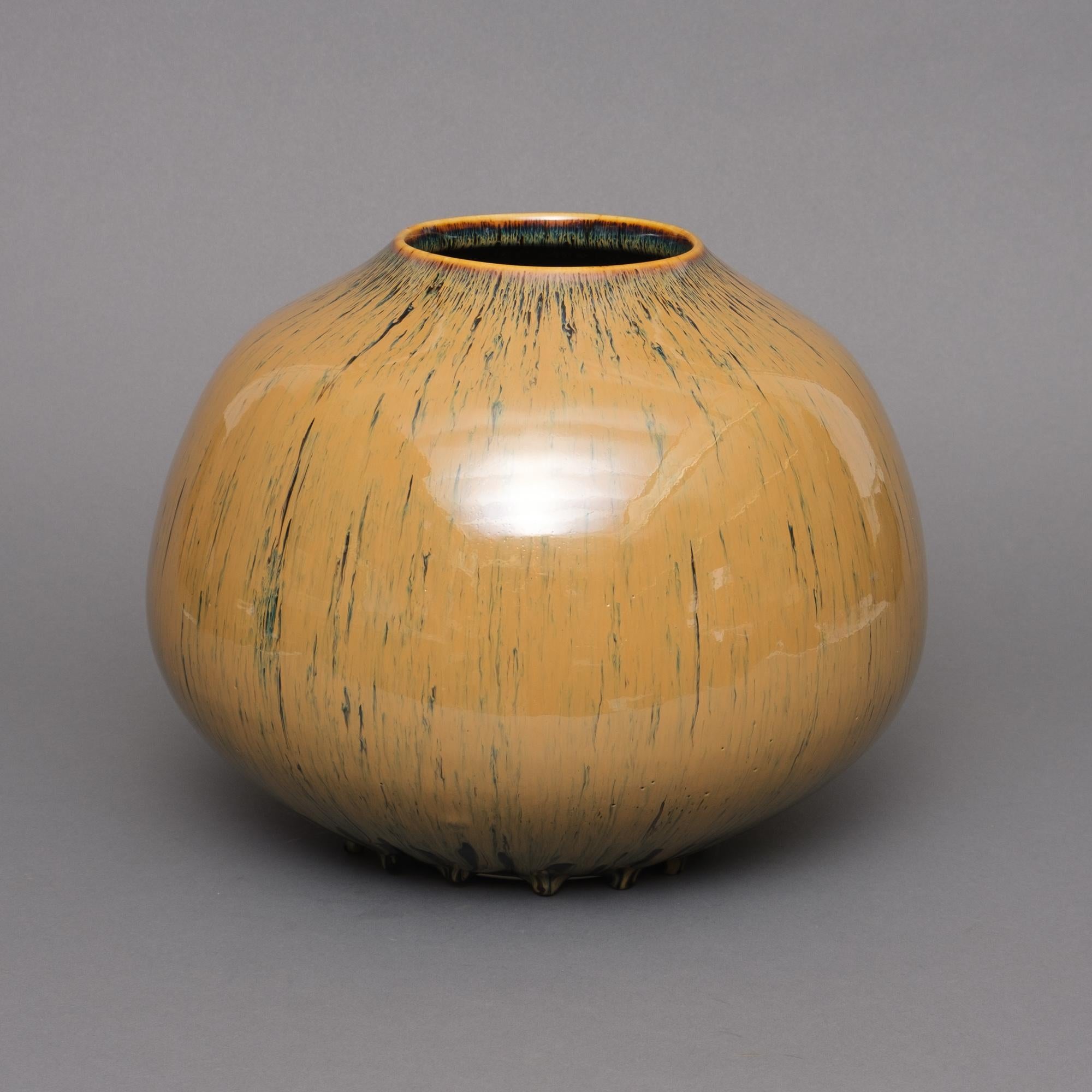 Japanese vase with brown dripping glaze by Yamamoto Seinen 山本正年 (1912-1986) For Sale 2