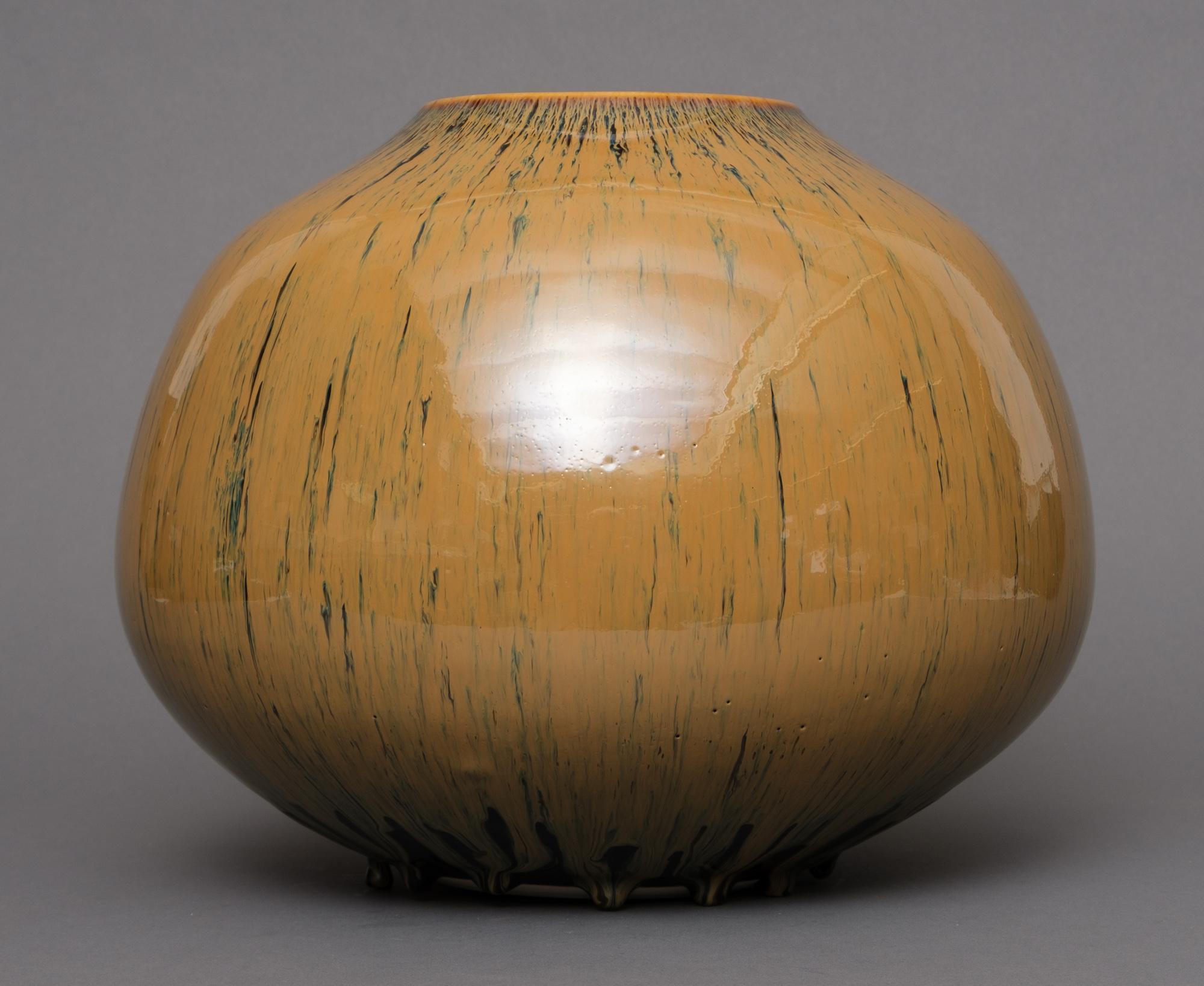 Japanese vase with brown dripping glaze by Yamamoto Seinen 山本正年 (1912-1986) For Sale 3