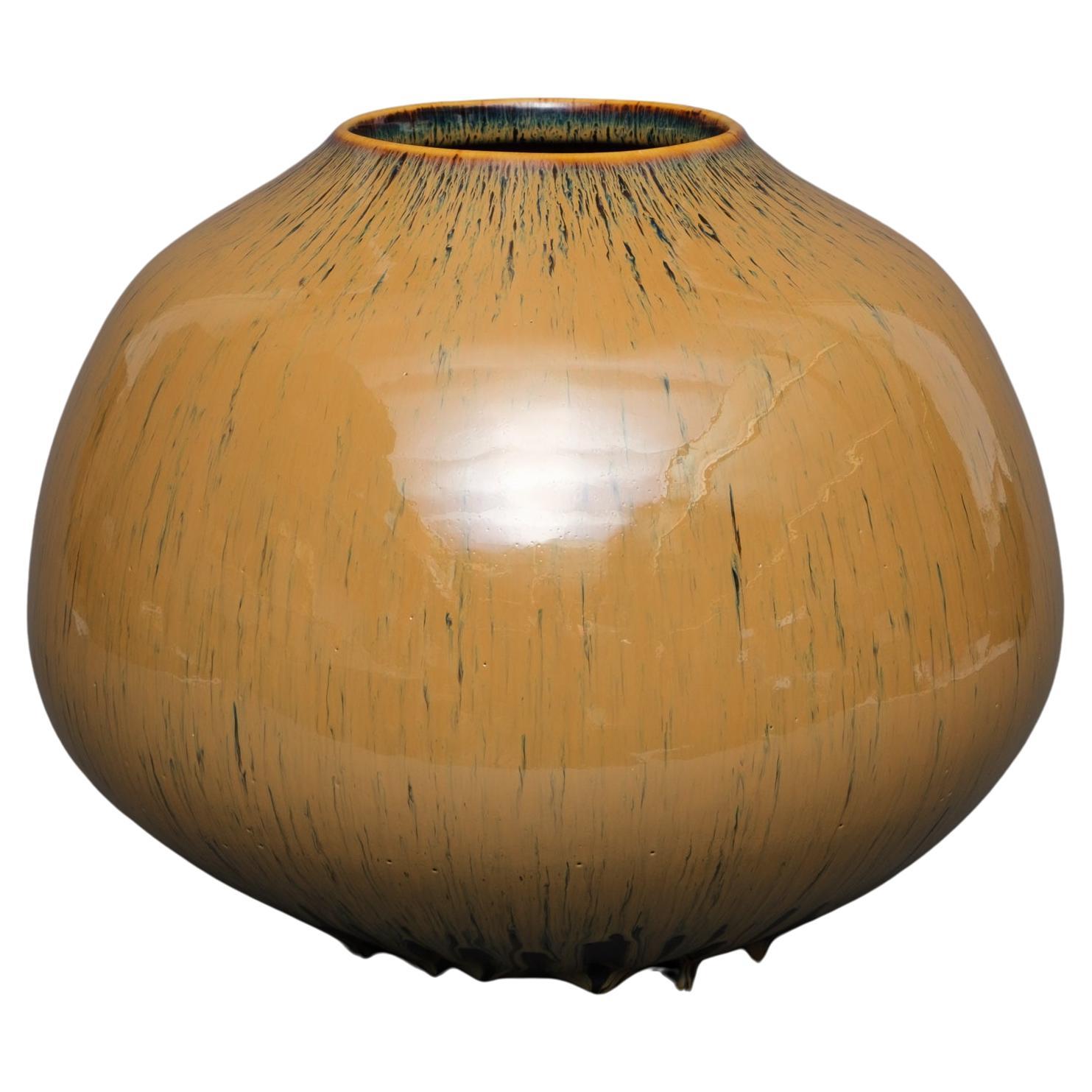 Japanese vase with brown dripping glaze by Yamamoto Seinen 山本正年 (1912-1986) For Sale