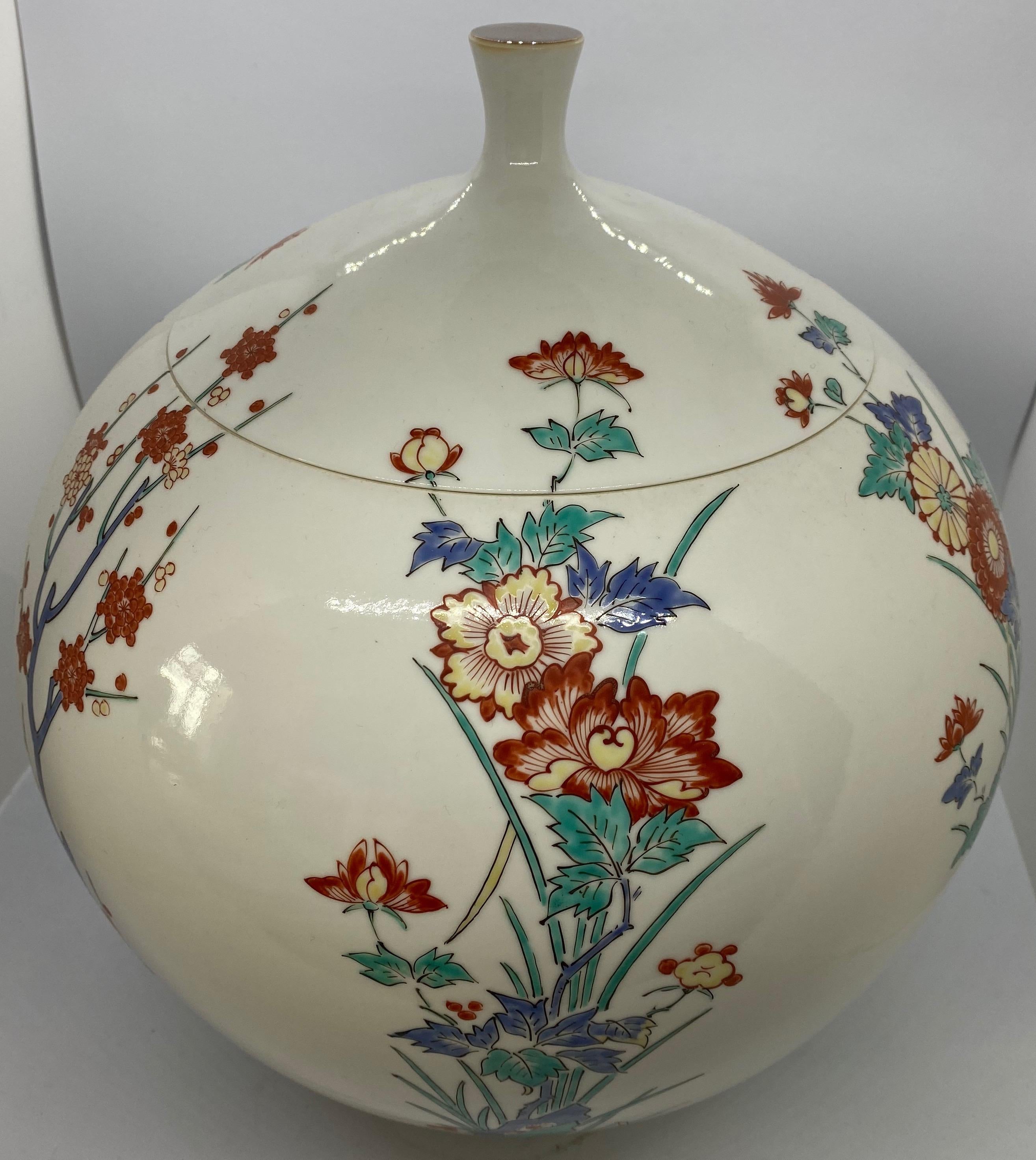 Japanese Vase with Cover, Early 20th Century In Good Condition For Sale In Stockholm, SE