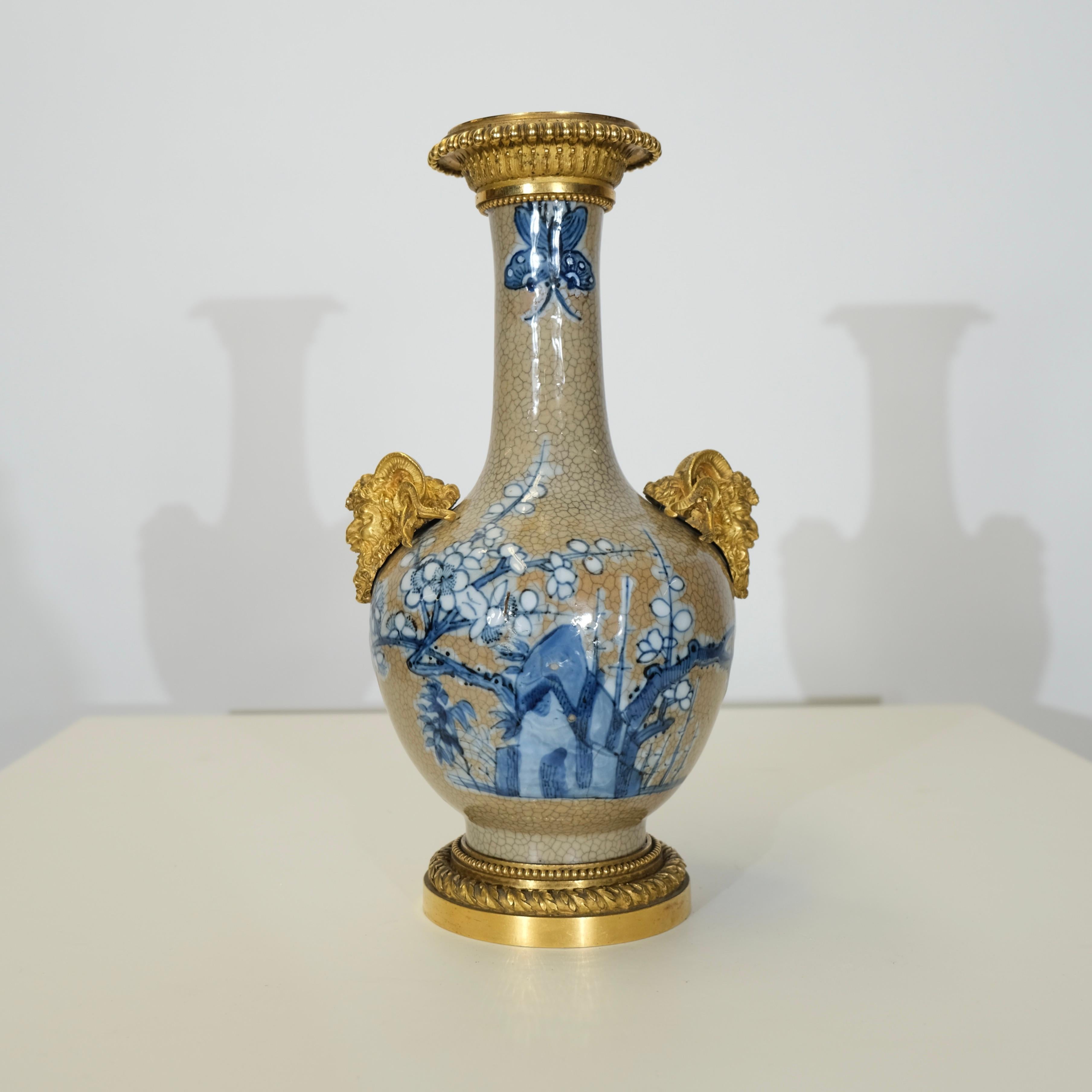 Giapponese Vaso giapponese con montature in bronzo dorato francese. XIX secolo. in vendita