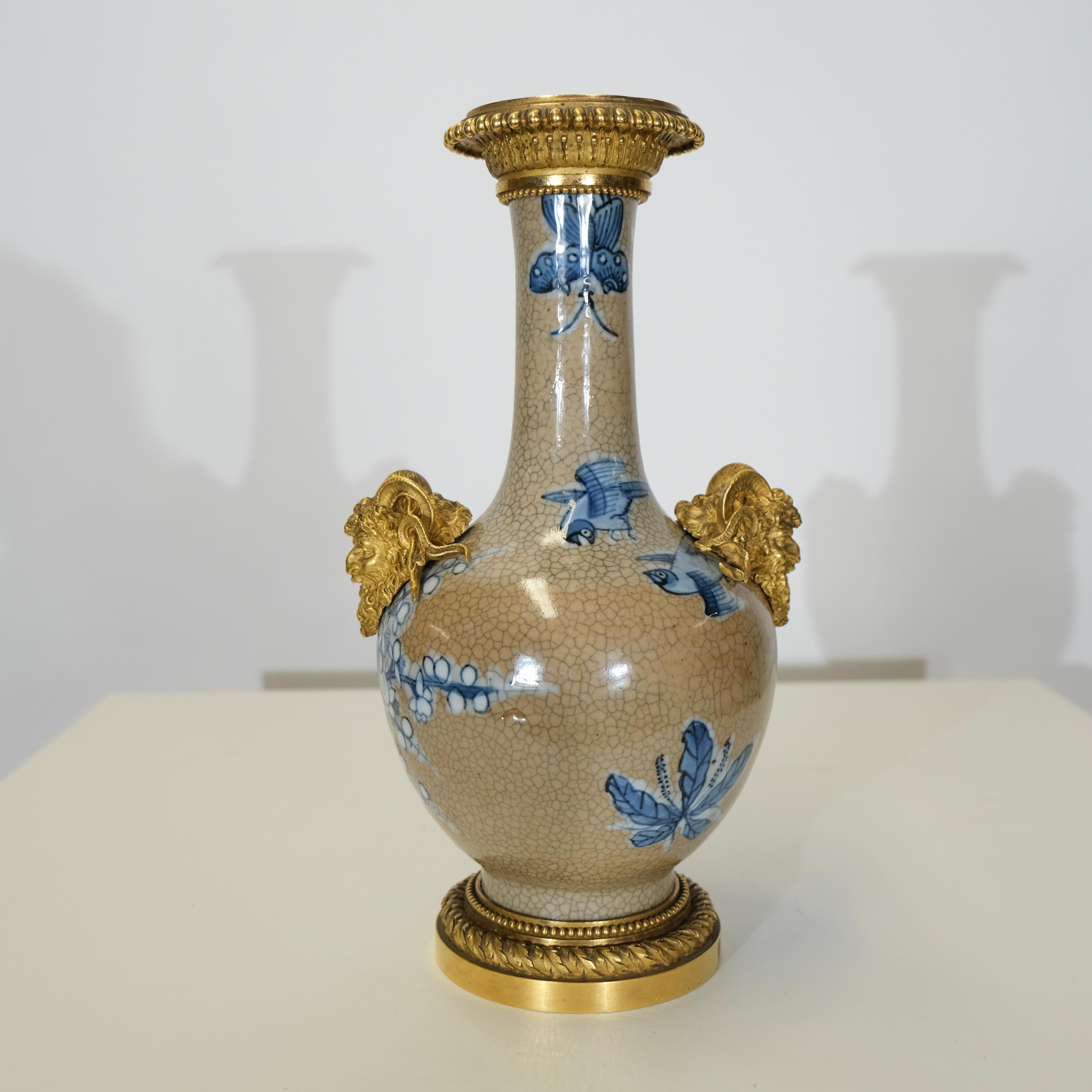 Bronzo Vaso giapponese con montature in bronzo dorato francese. XIX secolo. in vendita