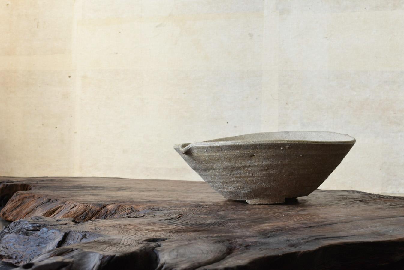 This bowl was made around the 12th century to the middle of the 13th century.
In Japan, this period is classified as the end of the Heian period to the beginning of the Kamakura period.
During this period, three types of pottery were mainly