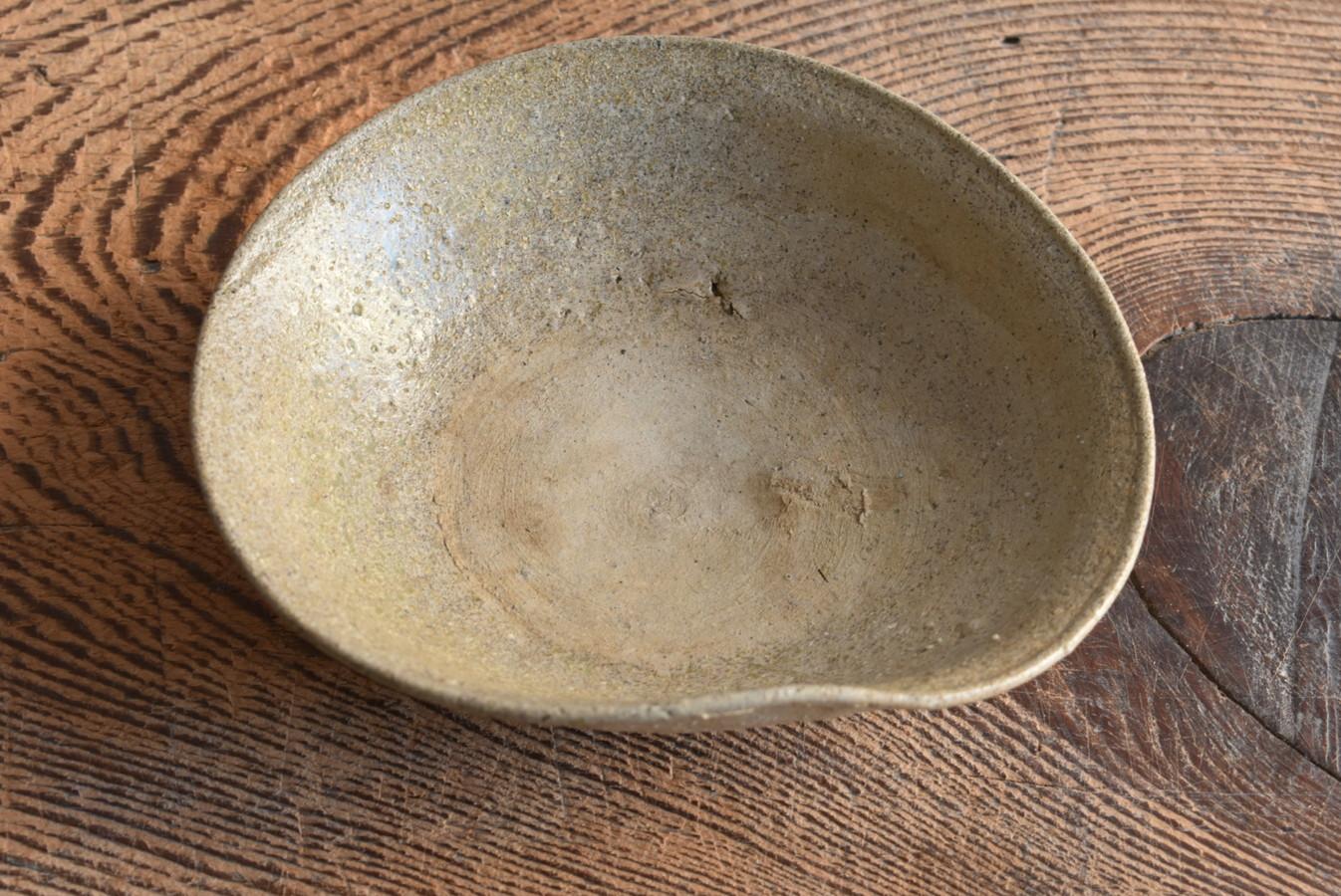 Japanische sehr alte, abgeschrägte japanische Keramikschale / 12.-13. Jahrhundert / Wabi Sabi Objekt (Töpferwaren) im Angebot