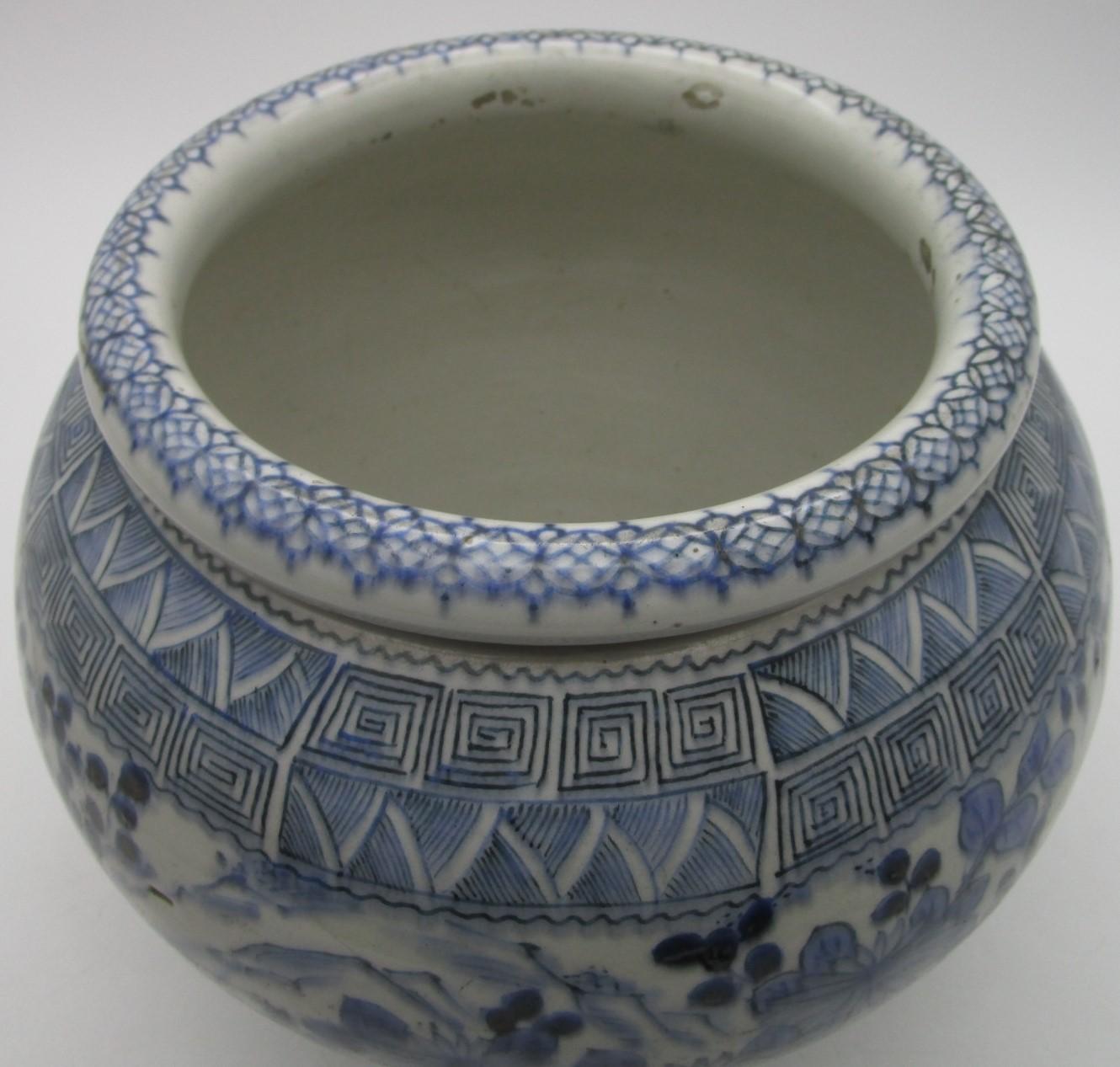 Japanische Vintage-Vase aus Arita-Porzellan mit blauer Unterglasurmalerei aus der Showa-Periode (1926-1989). Die Vase hat eine atemberaubende Form und zeigt Chrysanthemen, die den Korpus verzieren, im angenehmen Kontrast zu den komplizierten und