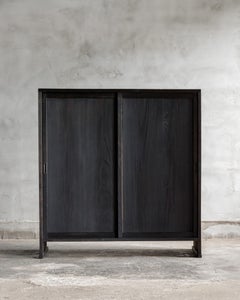 Armario japonés vintage de cedro con acabado negro y puertas correderas, de alrededor de 1940
